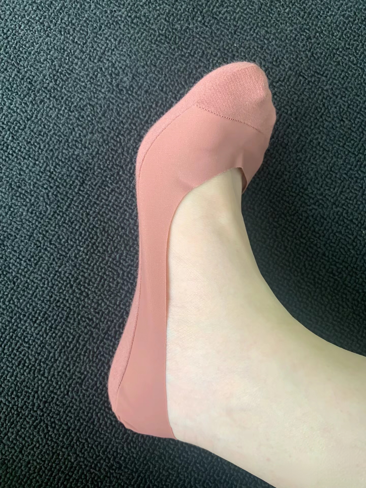 脚踝纤细如柳,如同精美的瓷器,诱人且脆弱.