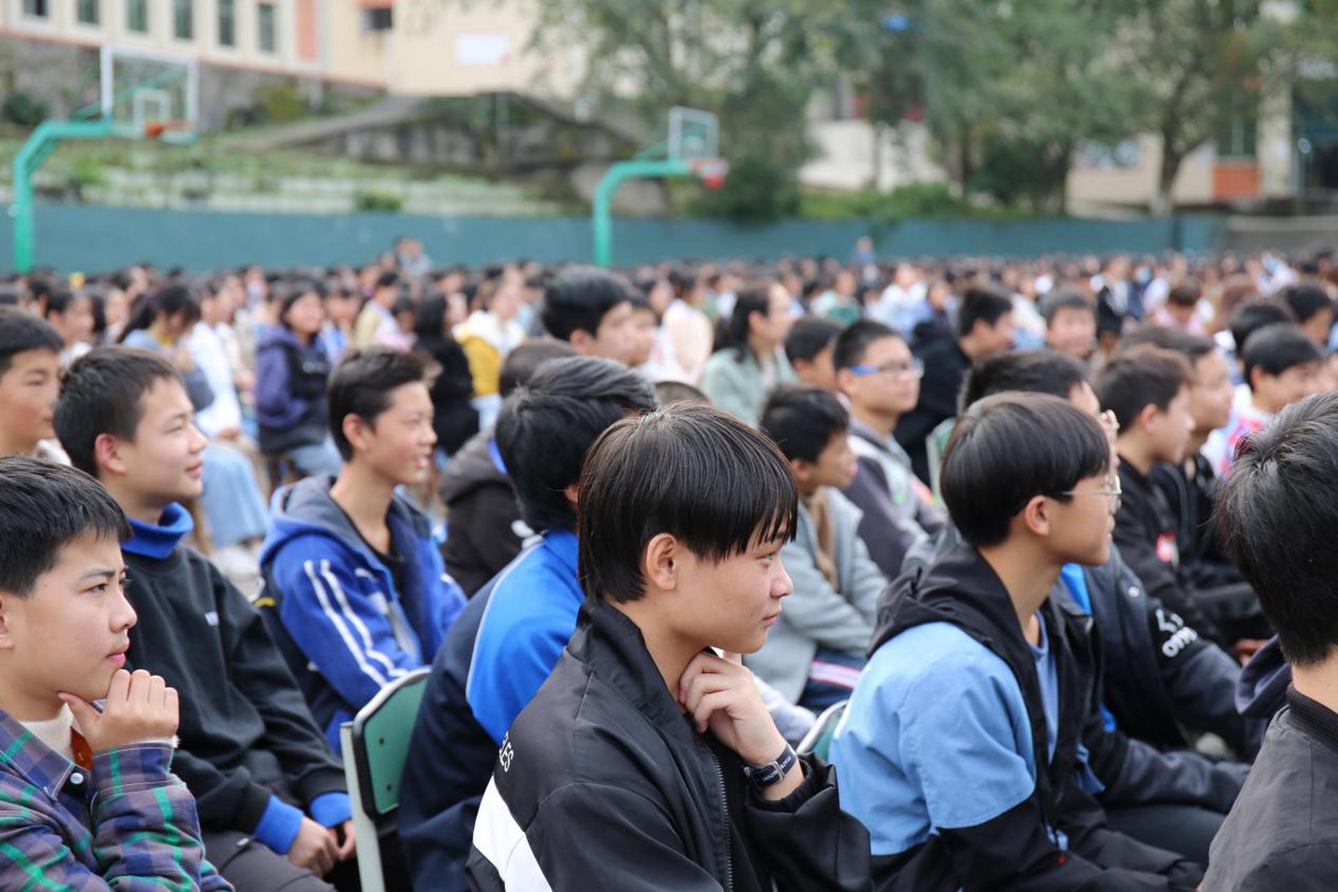 【广安恒升中学携手市检察院开展法治进校园活动】     为了加强对