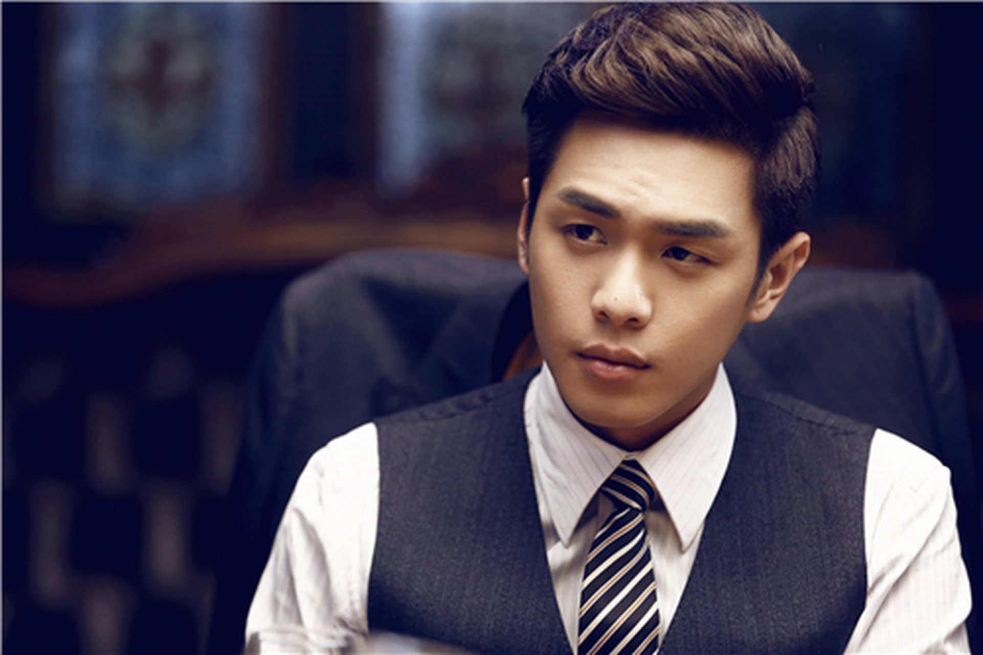 1,#张若昀唐艺昕甜蜜樱桃吻# 张若昀唐艺昕合体拍写真,夫妻高调上演"