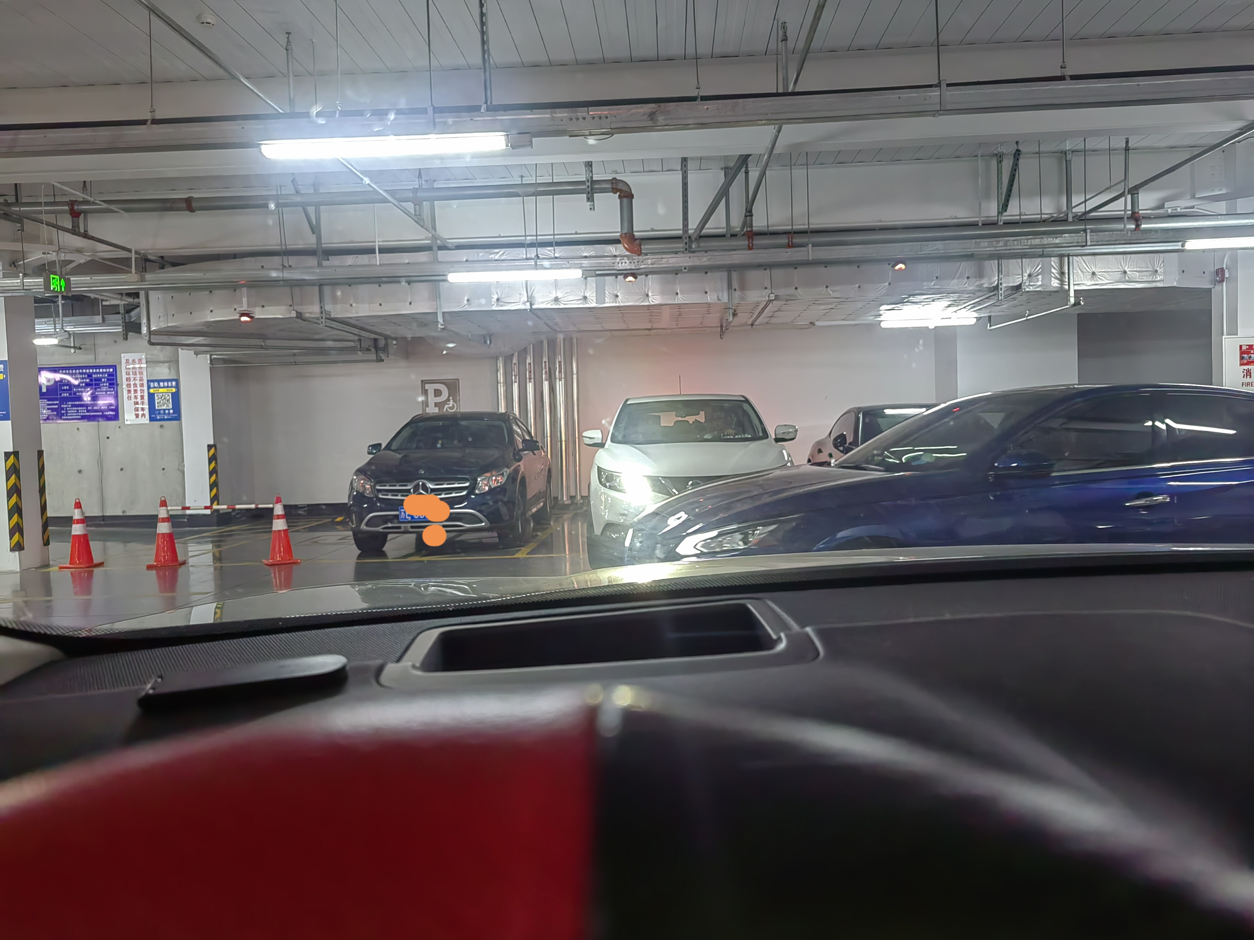 开市客停车场靠近商场入口的地方,每次都有车停进残疾人车位,看着车