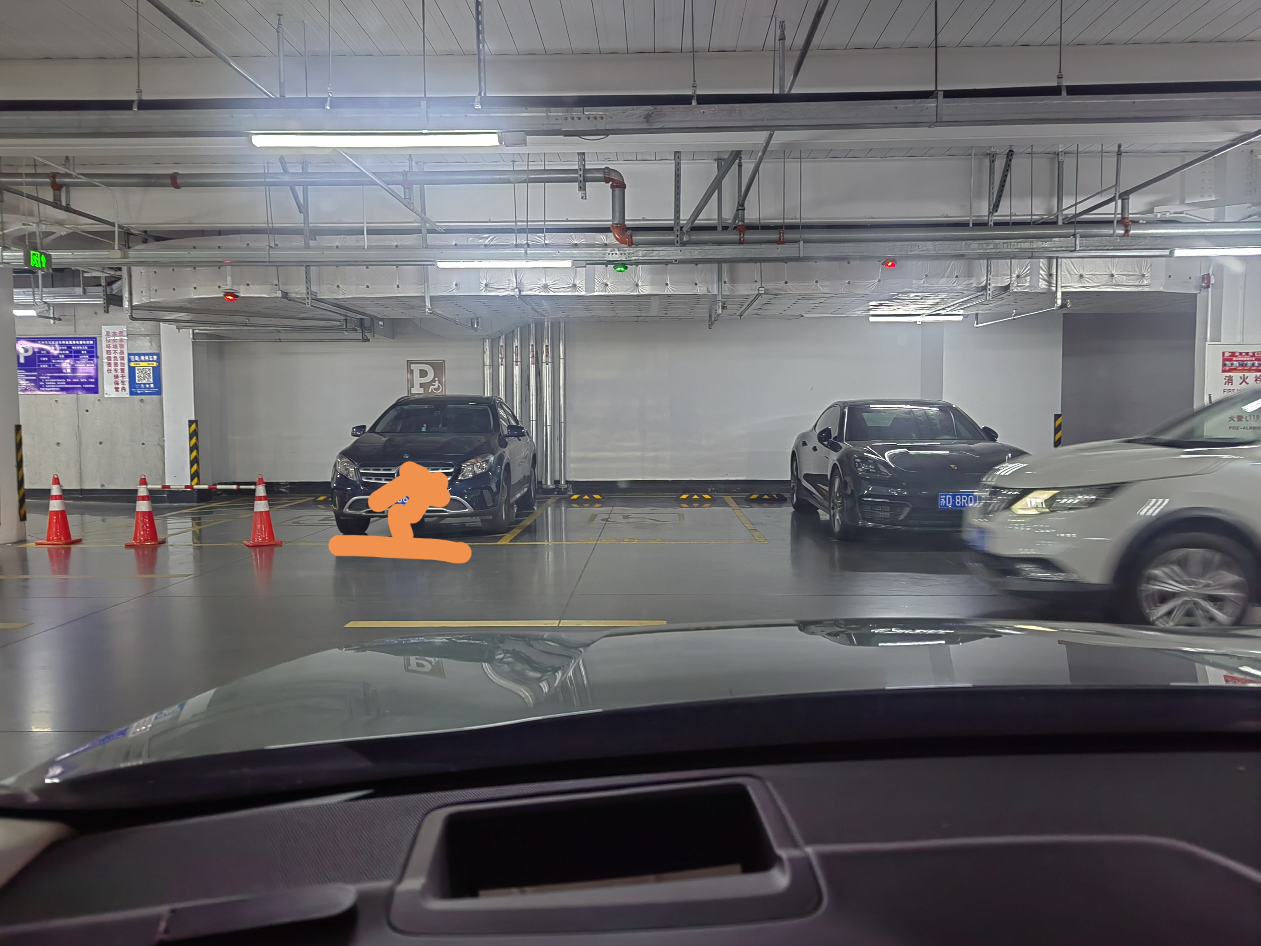 开市客停车场靠近商场入口的地方,每次都有车停进残疾人车位,看着车