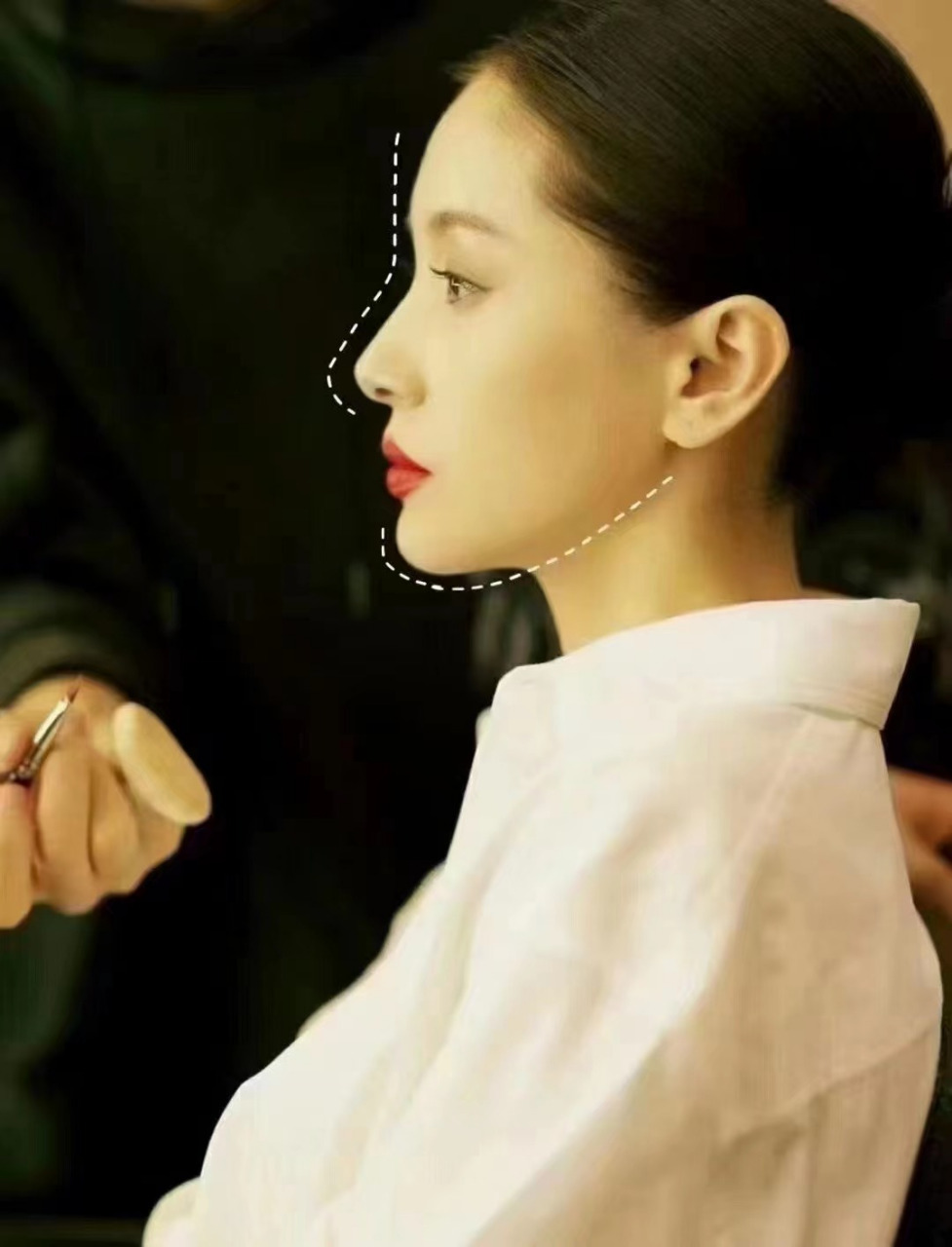 线 侧颜杀  主要表现:面部下颚轮廓清晰的线条 有下颚线说明皮肤紧致