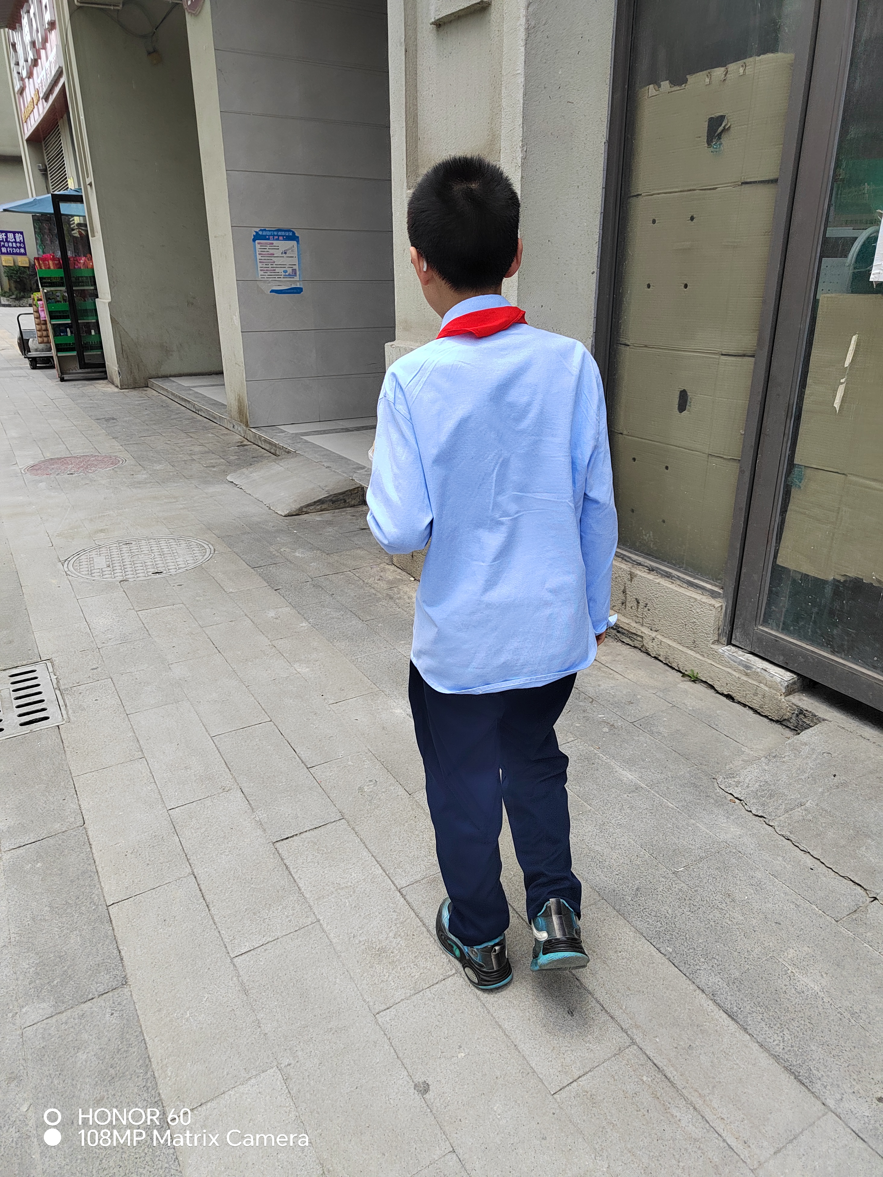 现实生活中小学生戴皮带的图片男童穿校服走路图片干值日照片高中生