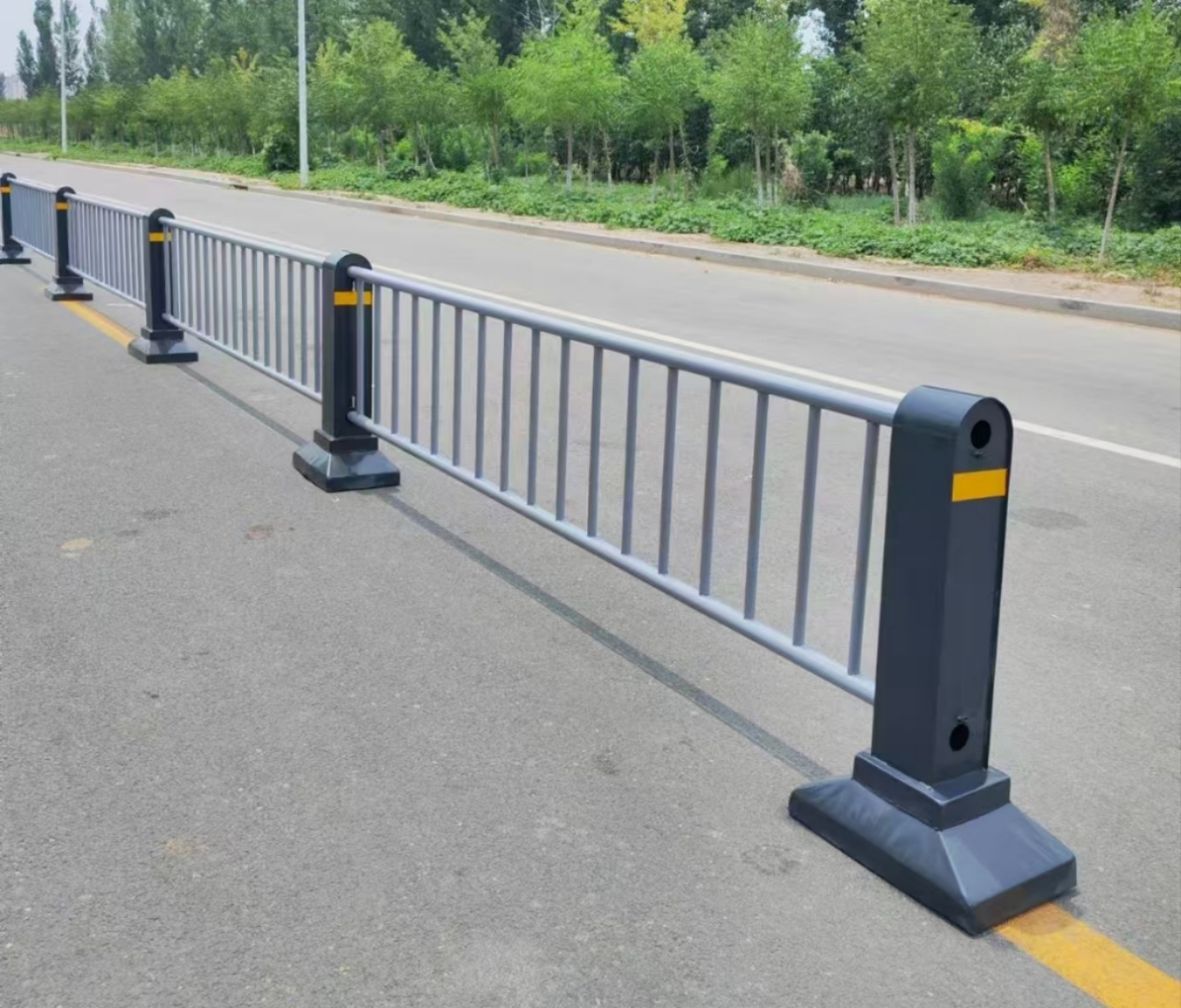 这排蓝色隔离栏,守卫着道路的宁静