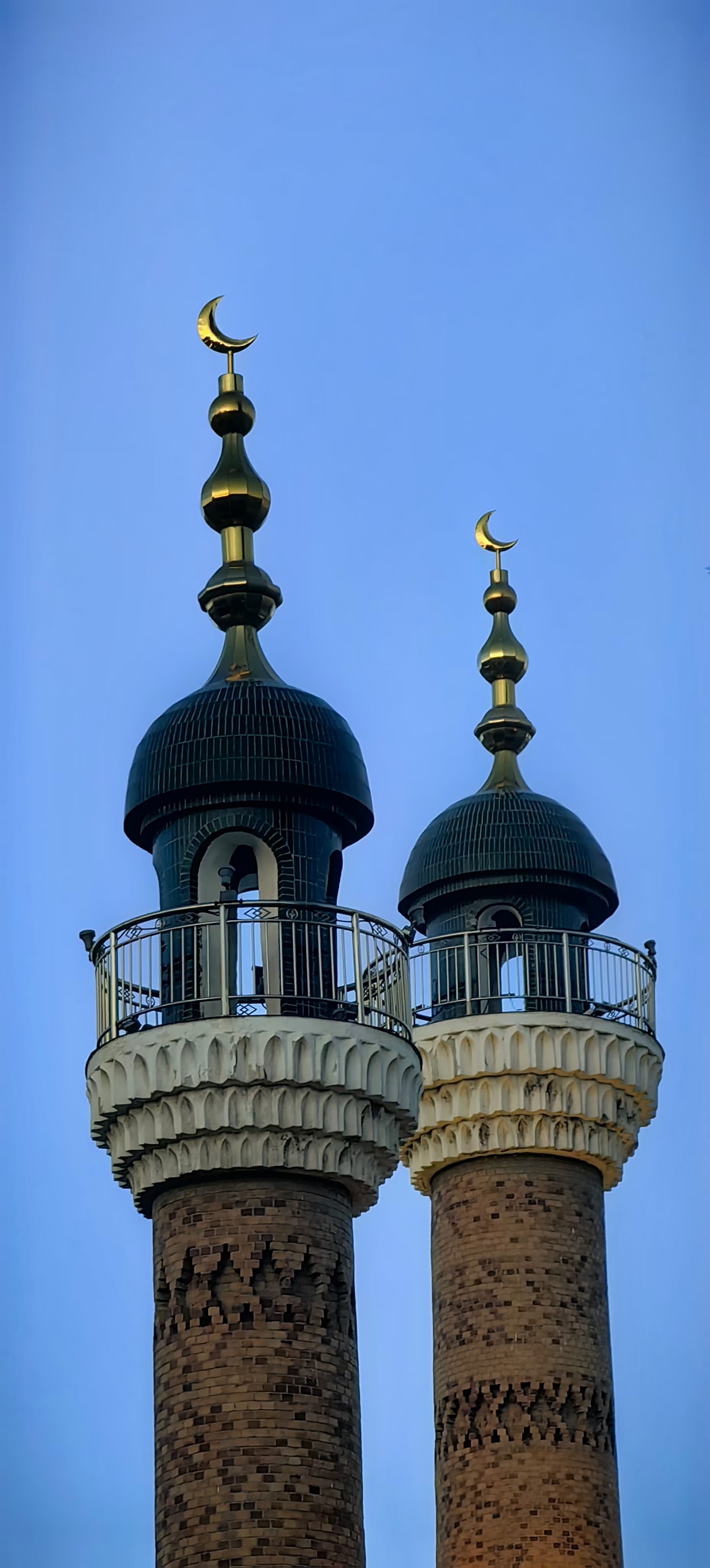 夜幕下的清真寺,两座宣礼塔如卫士般守望,静谧而庄严.