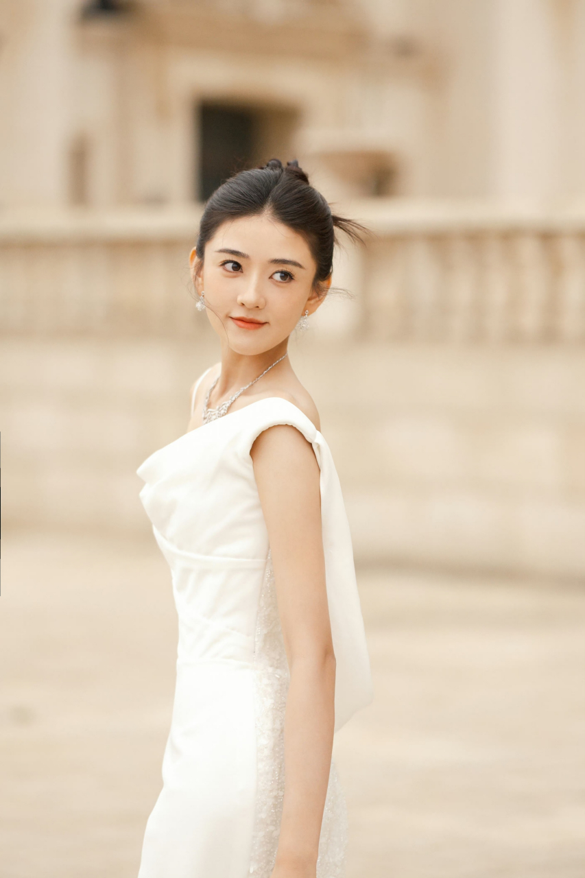 女星梁洁,性感迷人写真#十月动态激励计划# #百家新收益# #我是本地