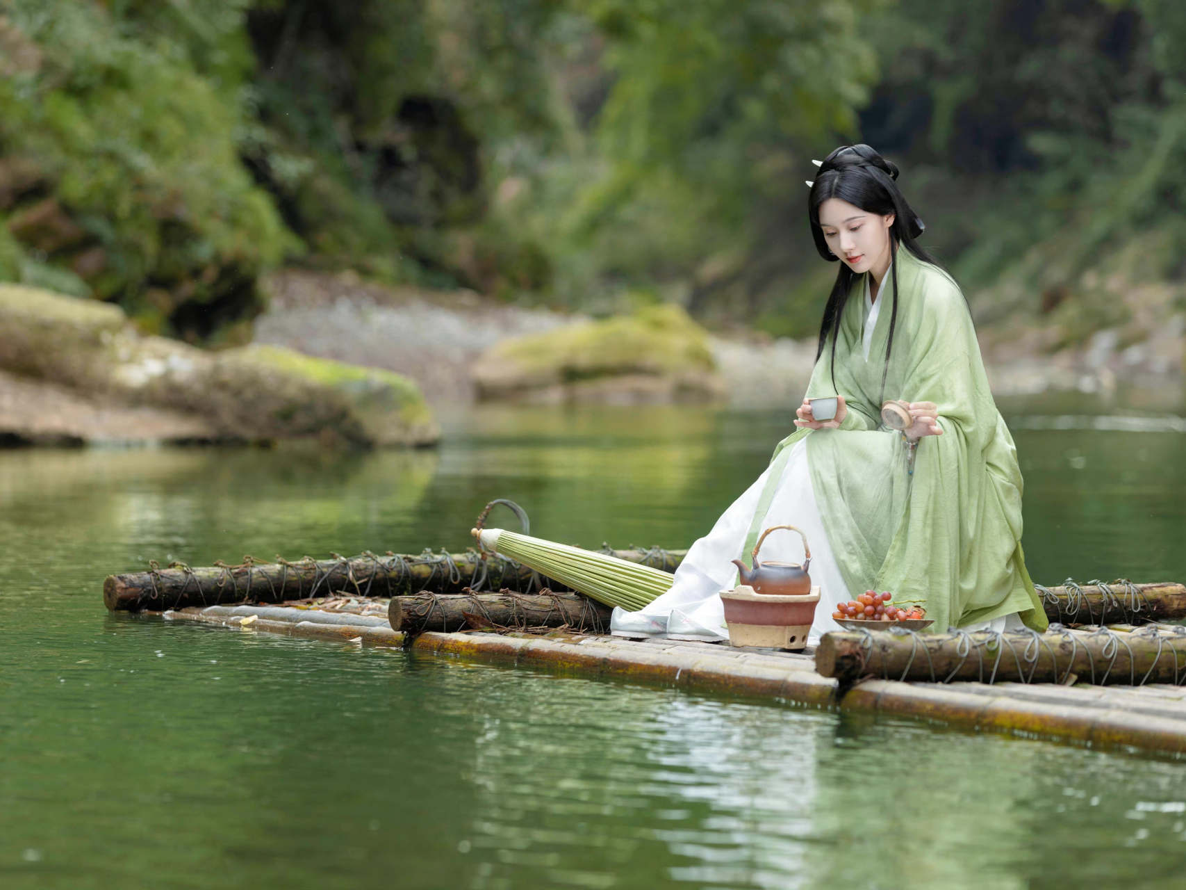 唯美古风:烟雨初秋,竹筏悠悠.