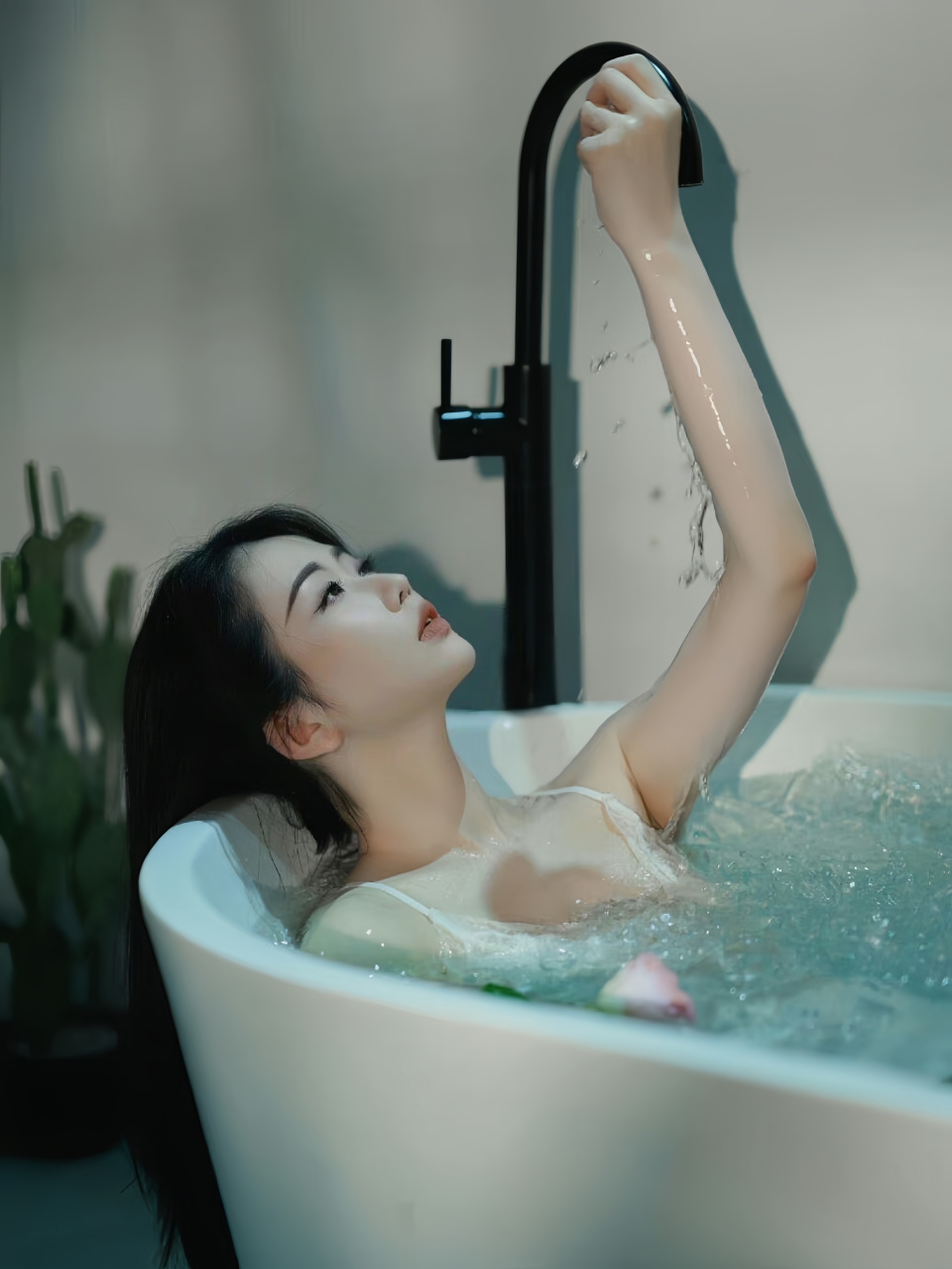 这种性感而又不失唯美的浴缸照,你愿意尝试一下吗?