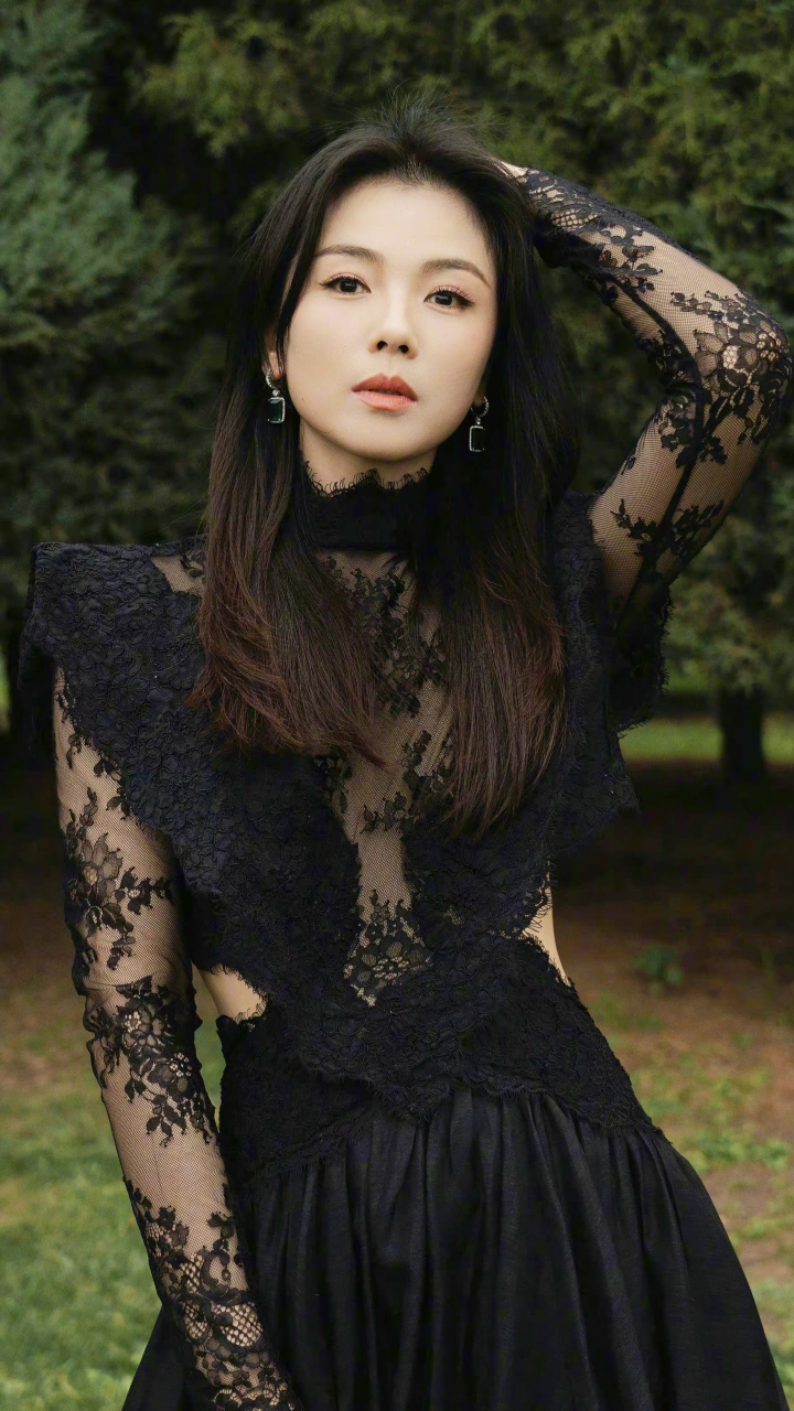 本来很喜欢刘涛这种暗黑镂空的风格,但看到暖白蕾丝后,不会选择了.