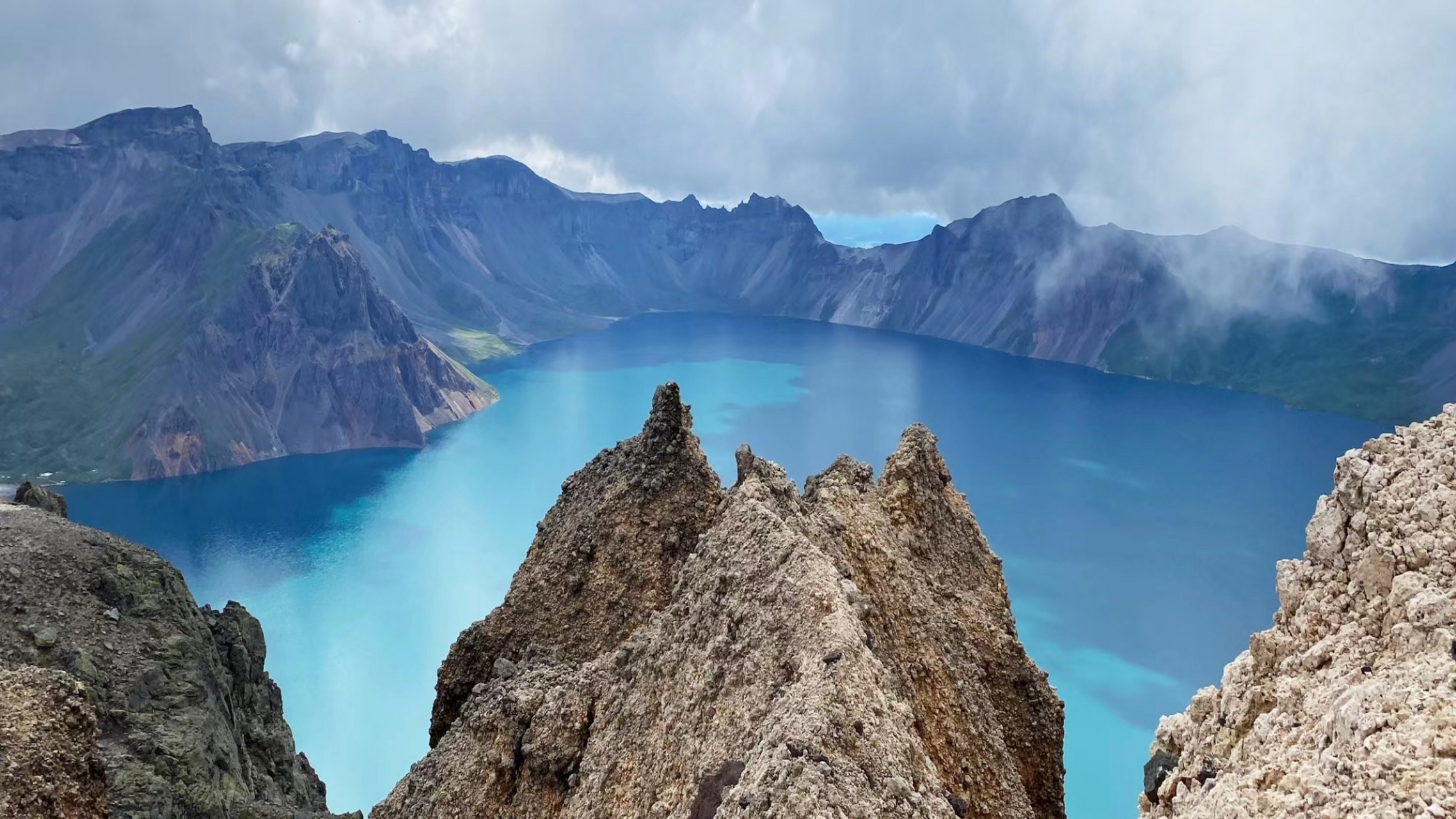 长白山天池是一座休眠火山,火山口积水成湖,是中国最大的火山湖,也是