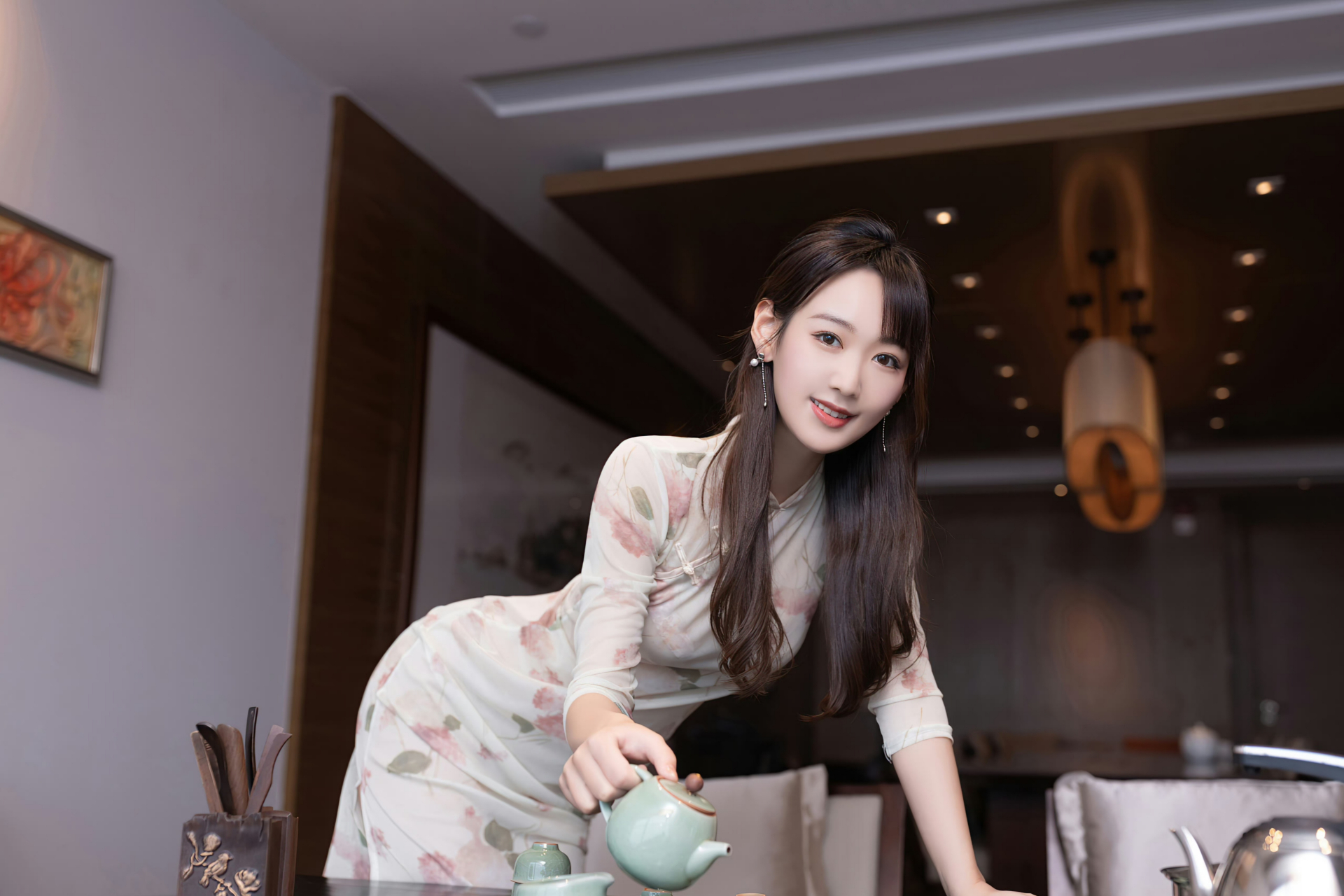 居家美女:我相信小姐姐如此独特的泡茶姿势,个中味道一定令人迷醉.