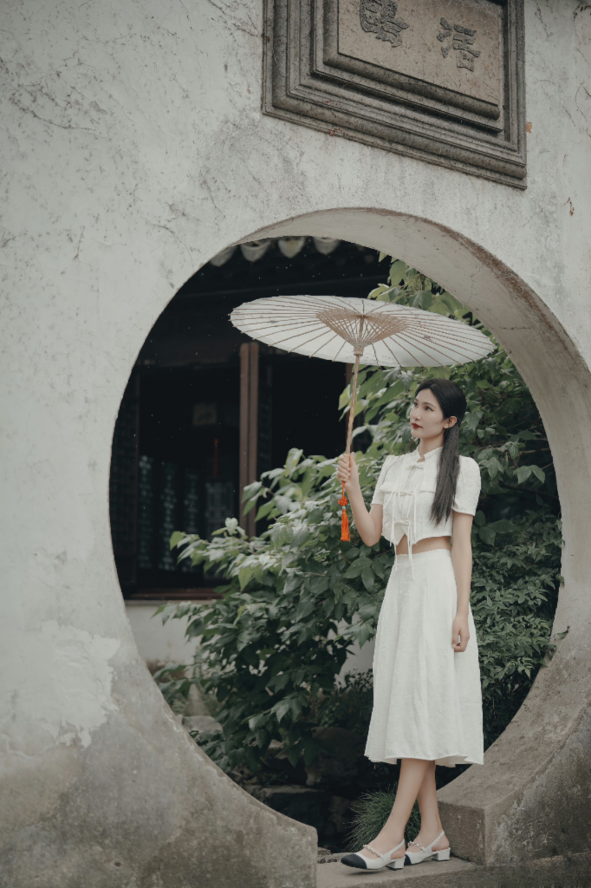 江南烟雨中,白裙油纸伞,如诗如画.伞面落雨,似珍珠串串,婉如初恋.