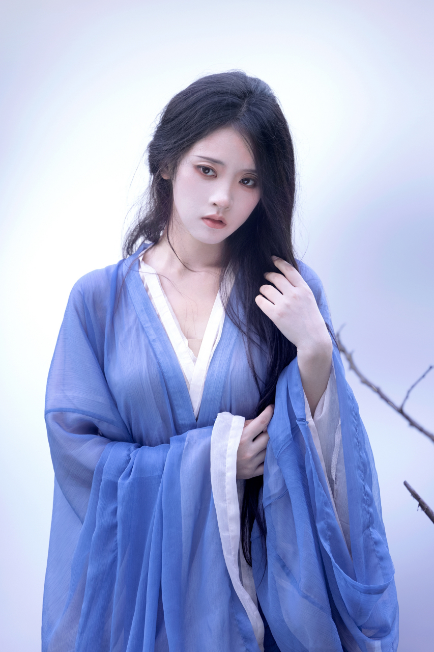 古风写真:一袭蓝色长裙明艳动人,恰似一轮清新冷冽的秋月.