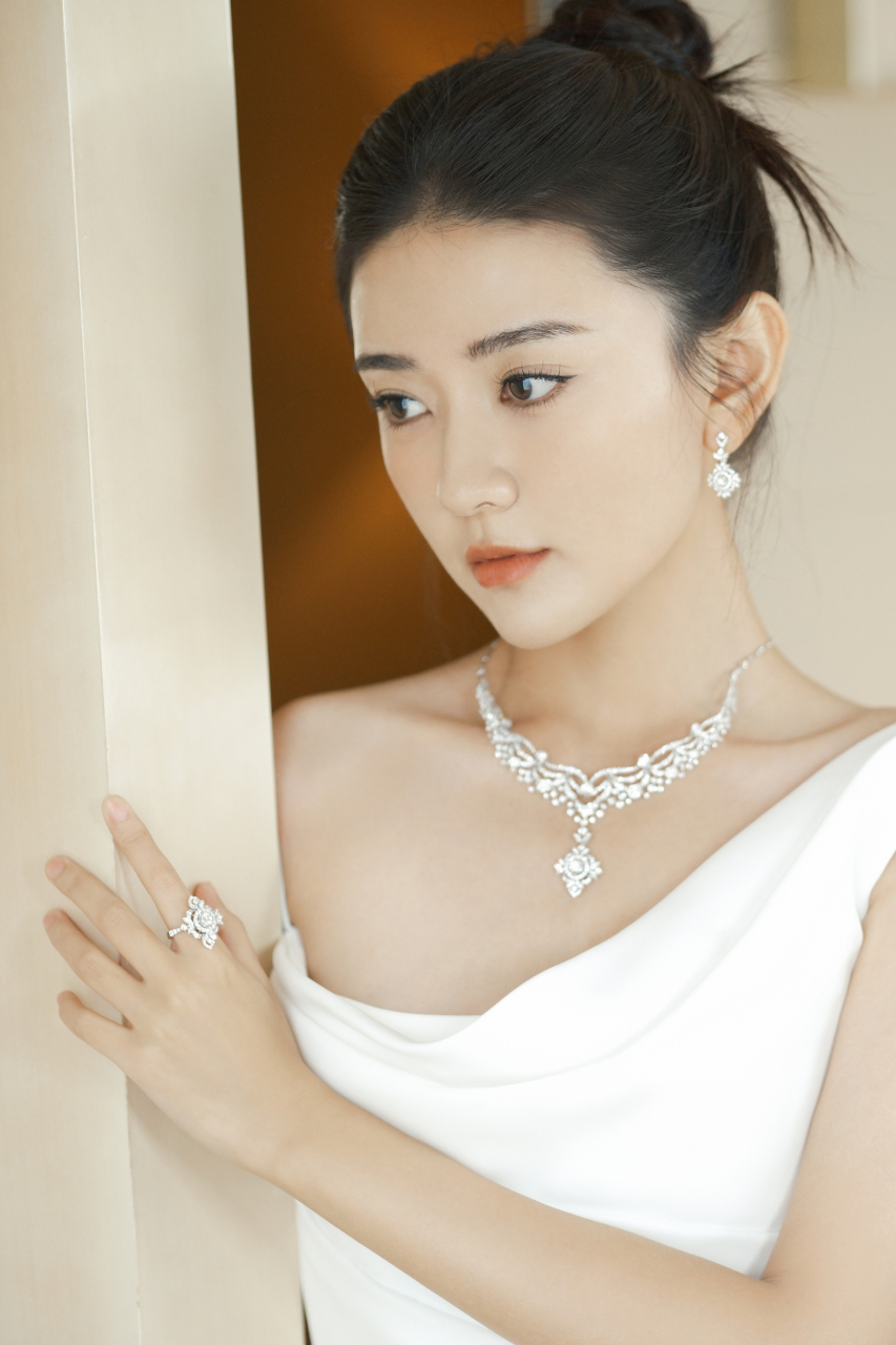 女星梁洁,性感迷人写真#十月动态激励计划# #百家新收益# #我是本地