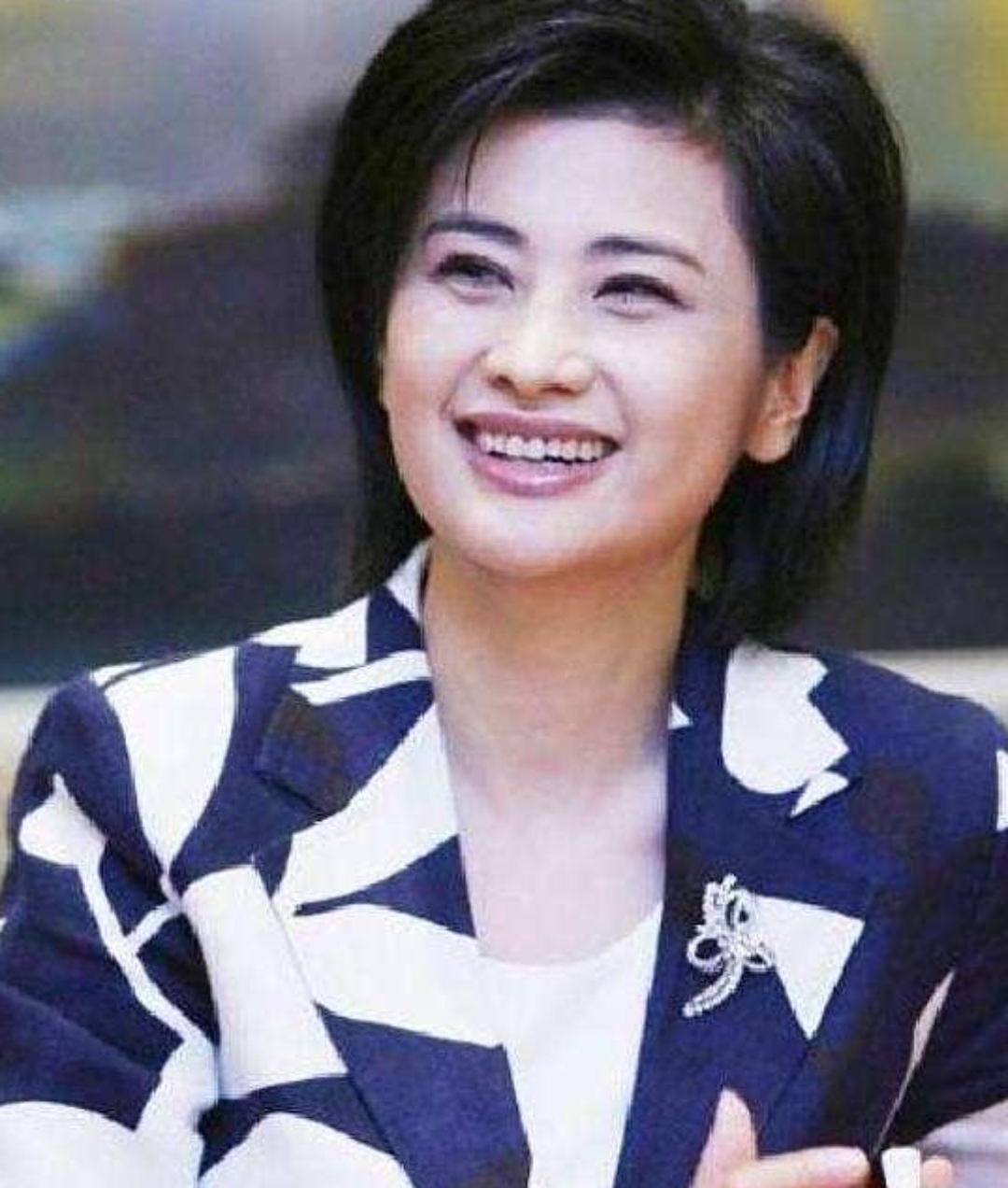时间回到2005年,那时吴小莉可是凤凰卫视的当家花旦,事业红火得很