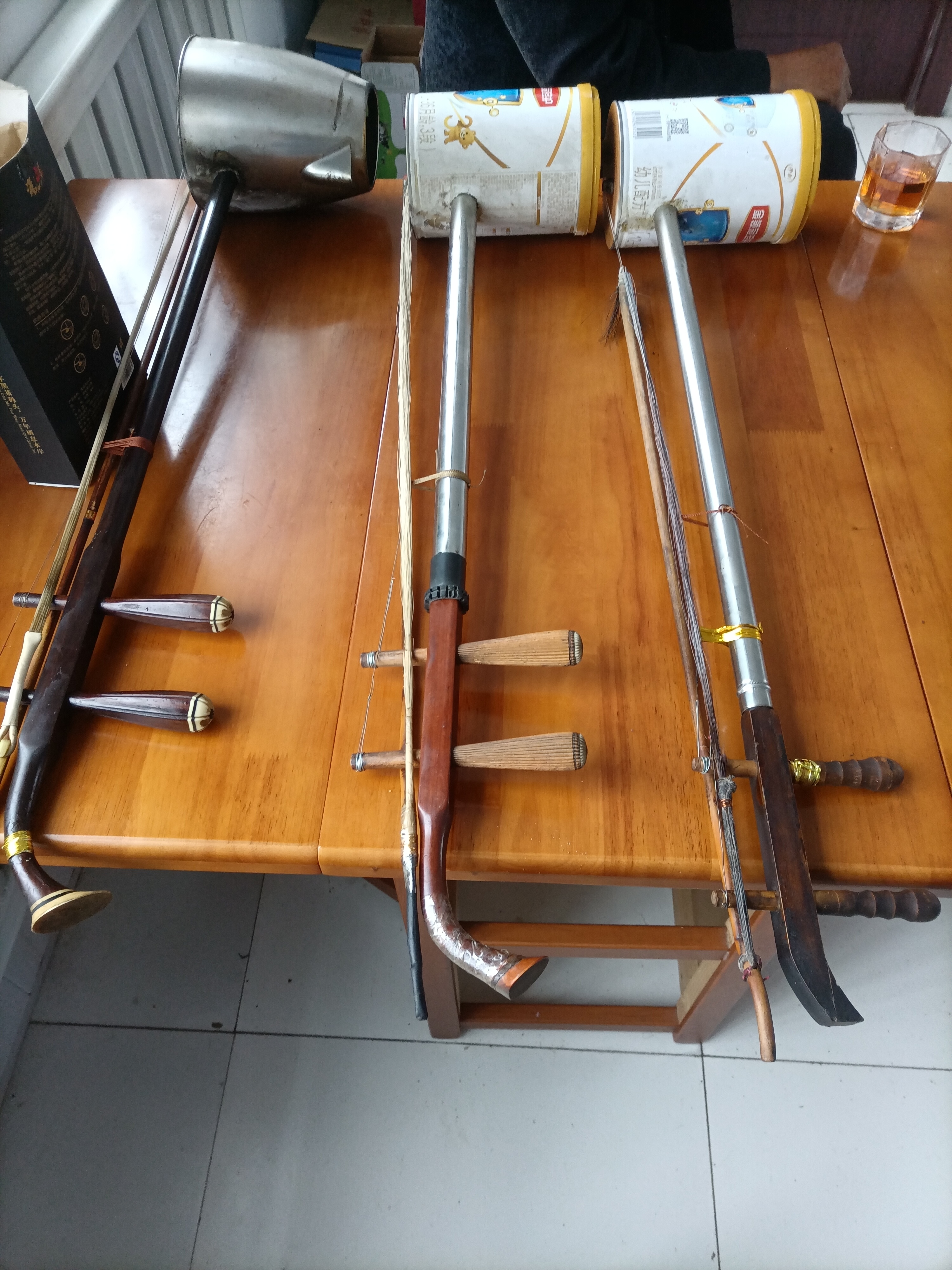 乡村达人于成镇老人用最简单的材料自制二胡,拉出了最美妙的乐章.