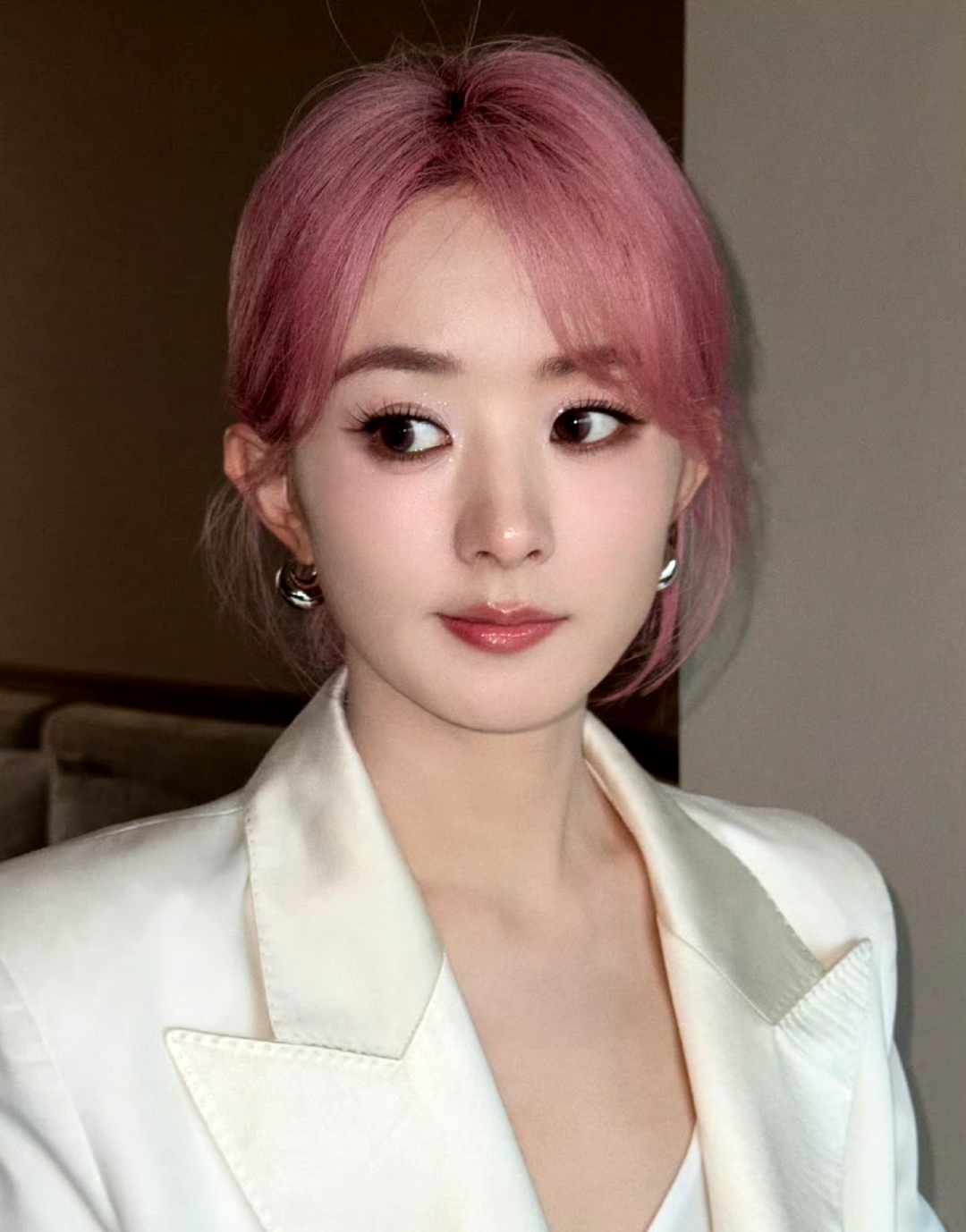 没想到,赵丽颖说:换个发色换个心情,粉发很亮眼感觉很明媚