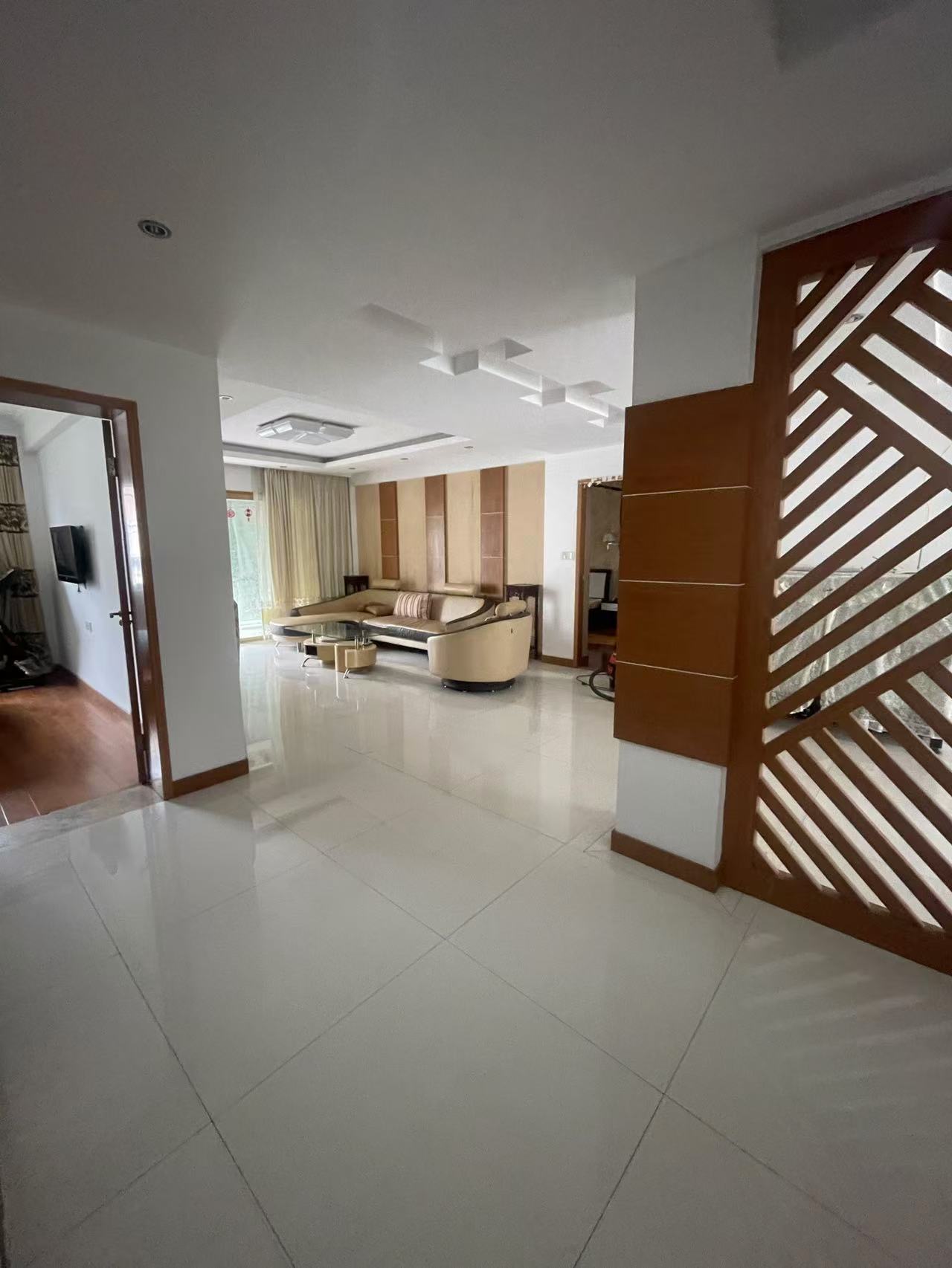 一进门就被那块大白砖给镇住了,坐着躺着都舒服