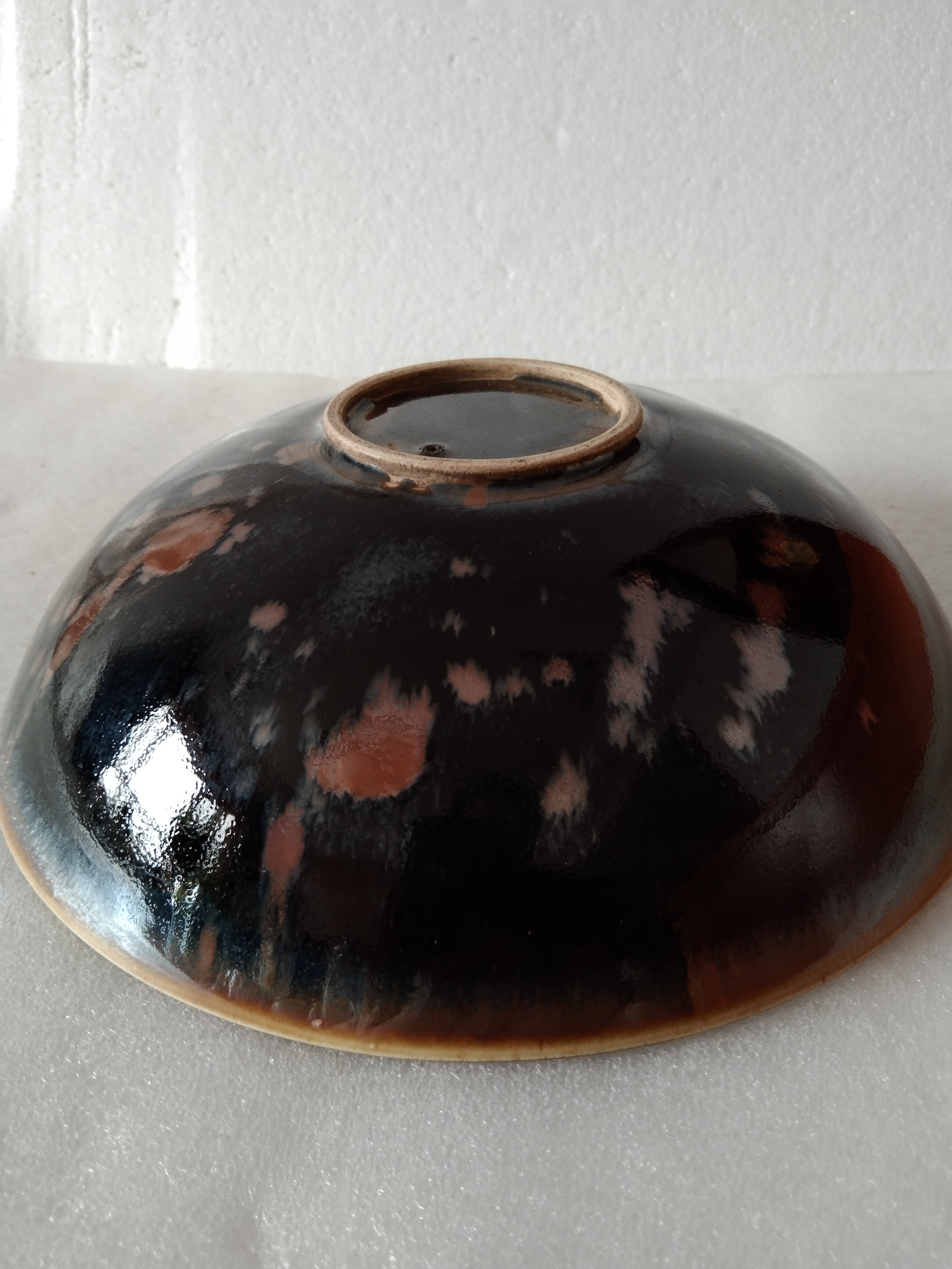 宋定窑黑釉铁绣花大碗供赏