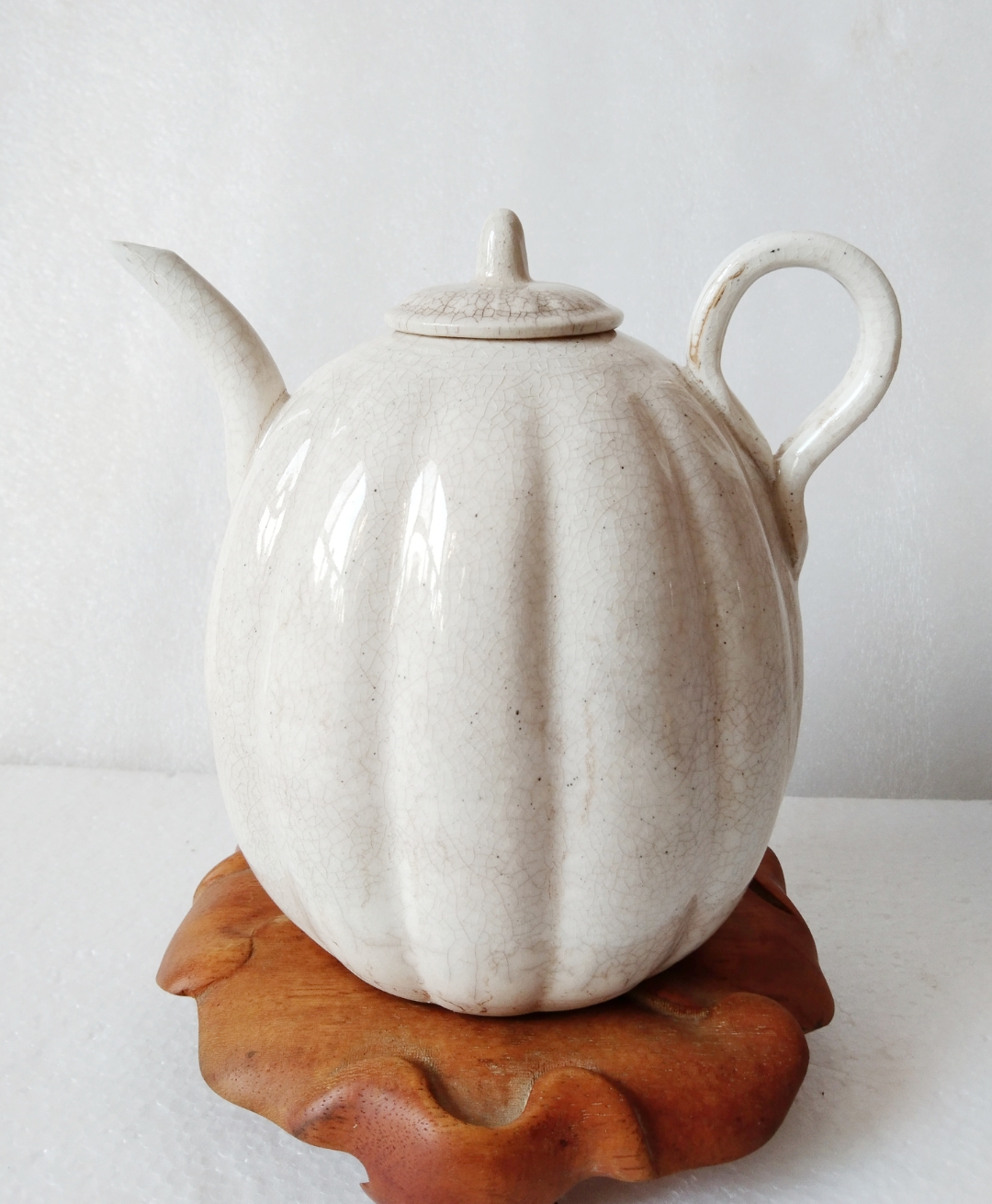 隋唐白釉巩县窑瓜棱壶