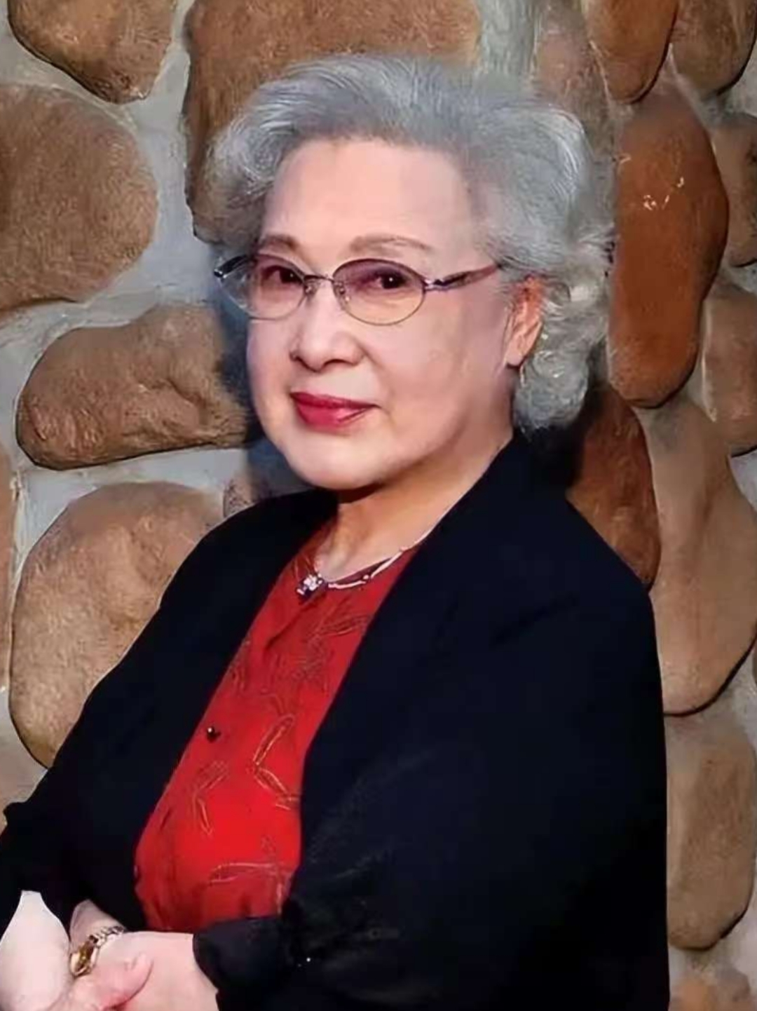 秦怡:命运长河里的坚韧玫瑰,情路沧桑中的不屈身姿   在岁月的幽谧