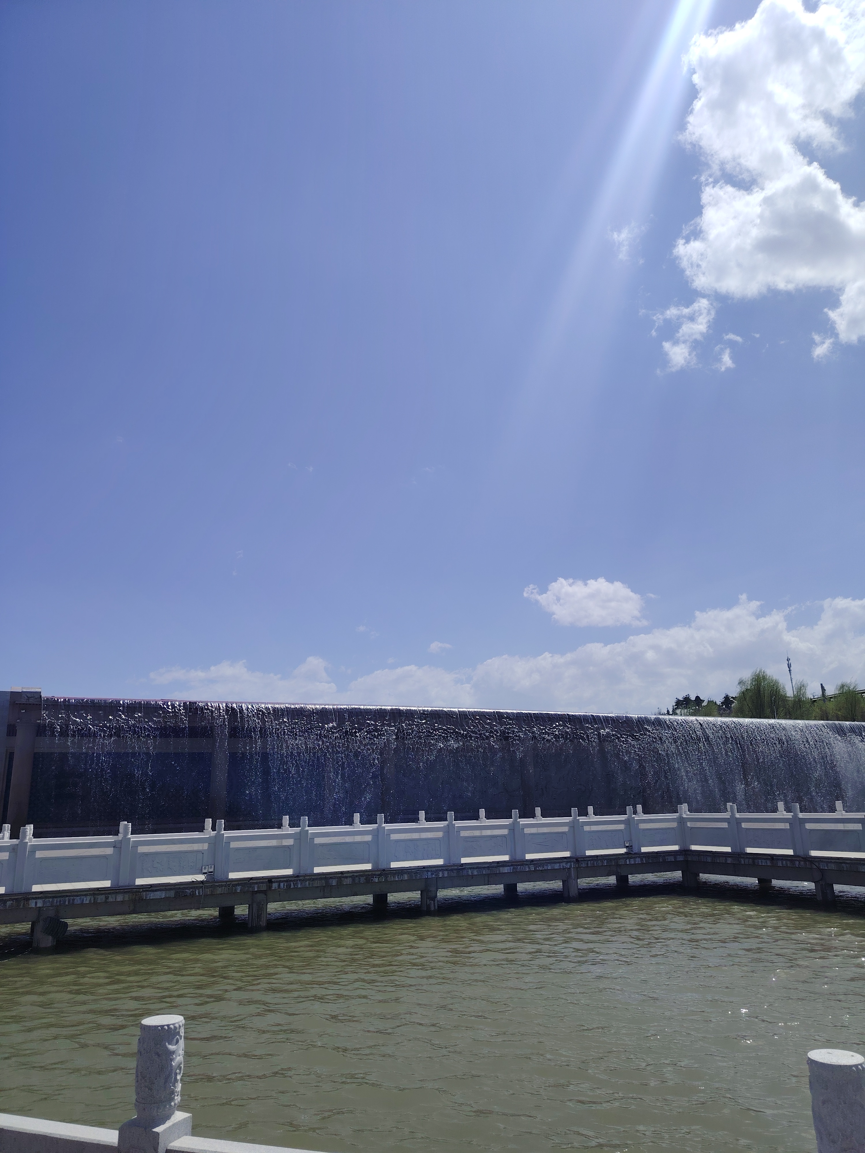 当你的手指轻轻张开,仿佛就能握住那炽热的太阳,感