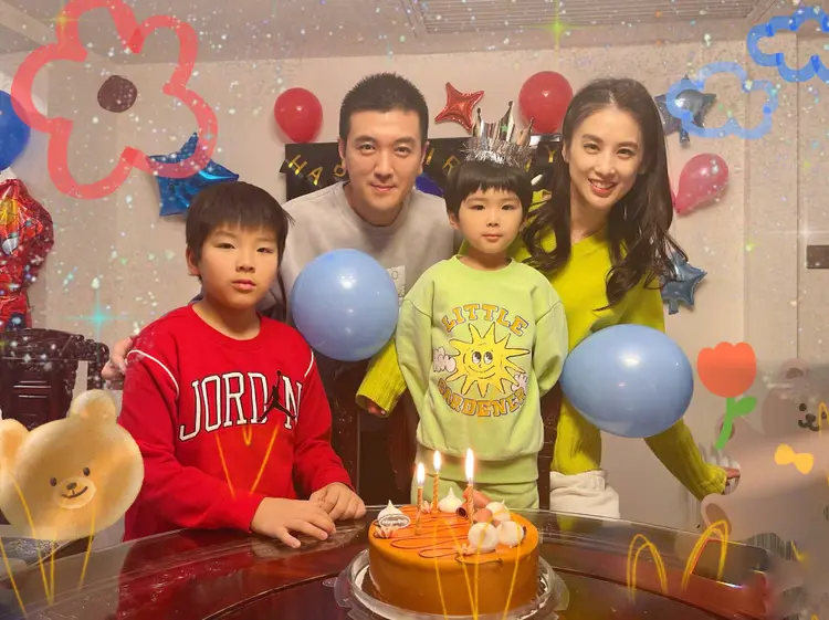 黄圣依一家四口全家福,小屁孩长相甜美可爱,但相比父母那种高颜值