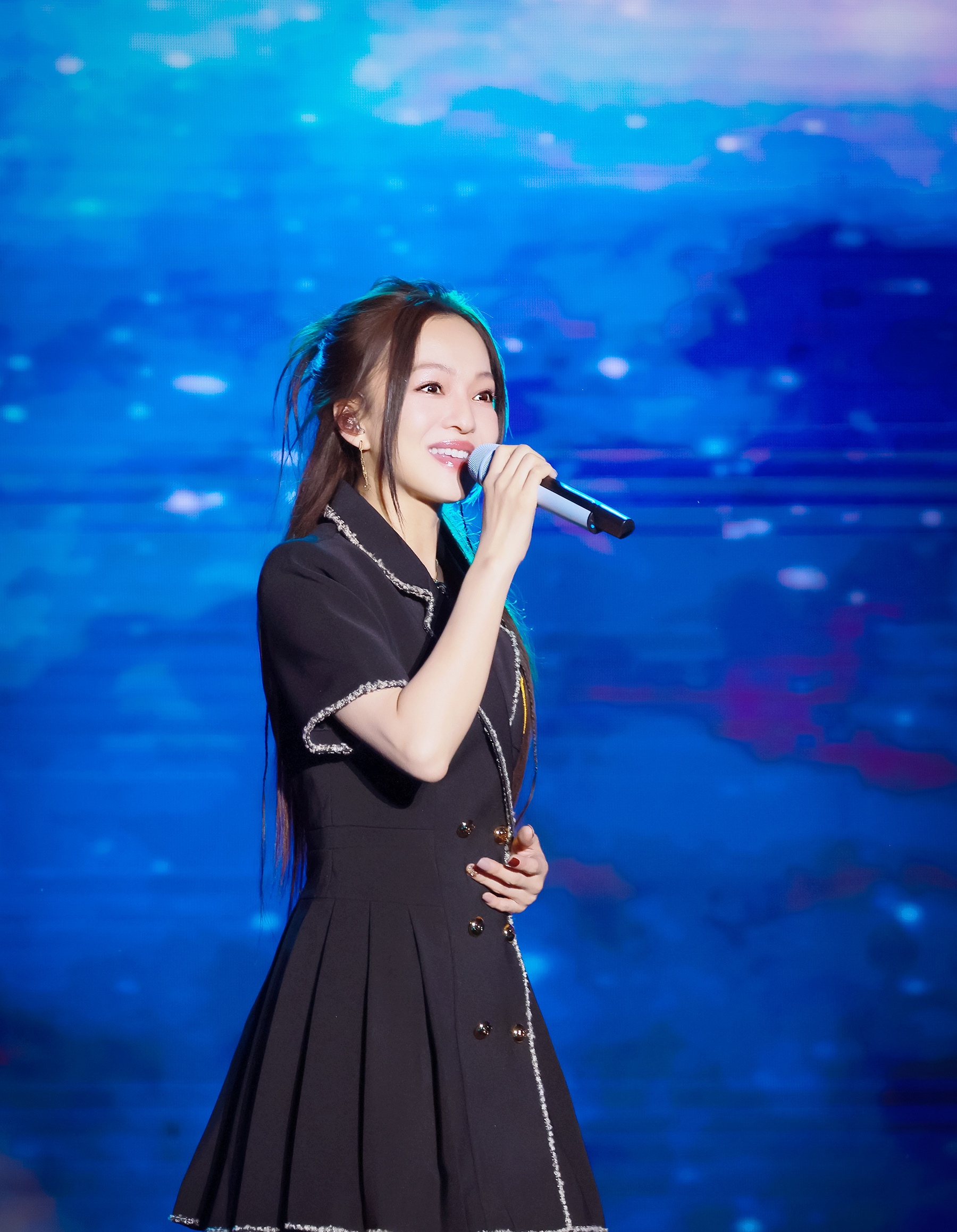 演唱会上的张韶涵,一身黑色短裙,配牛仔,气质瞬间拉满,不愧是灵魂歌手