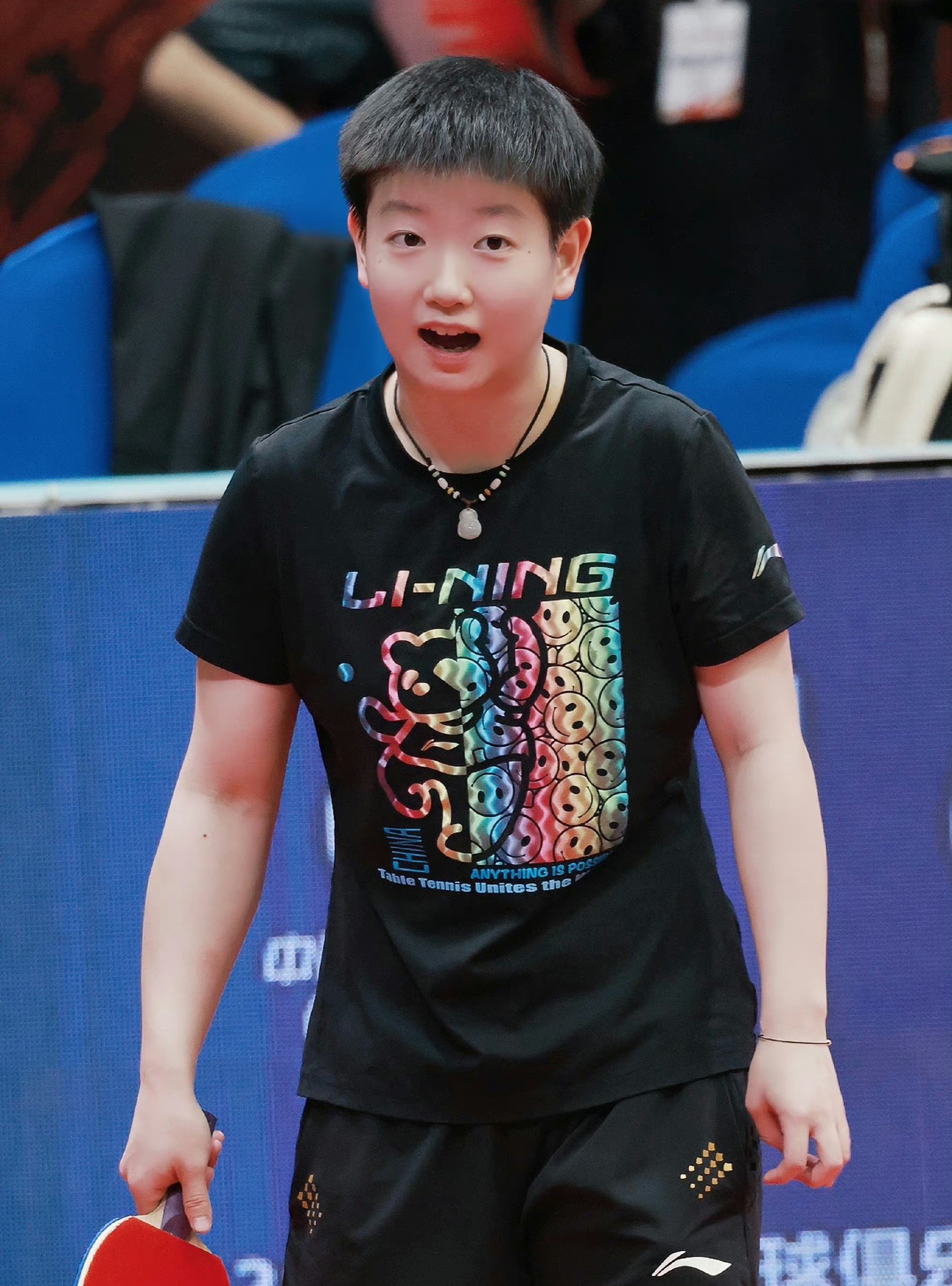 手持球拍的孙颖莎,各种表情包呼之欲出,太可爱了吧?