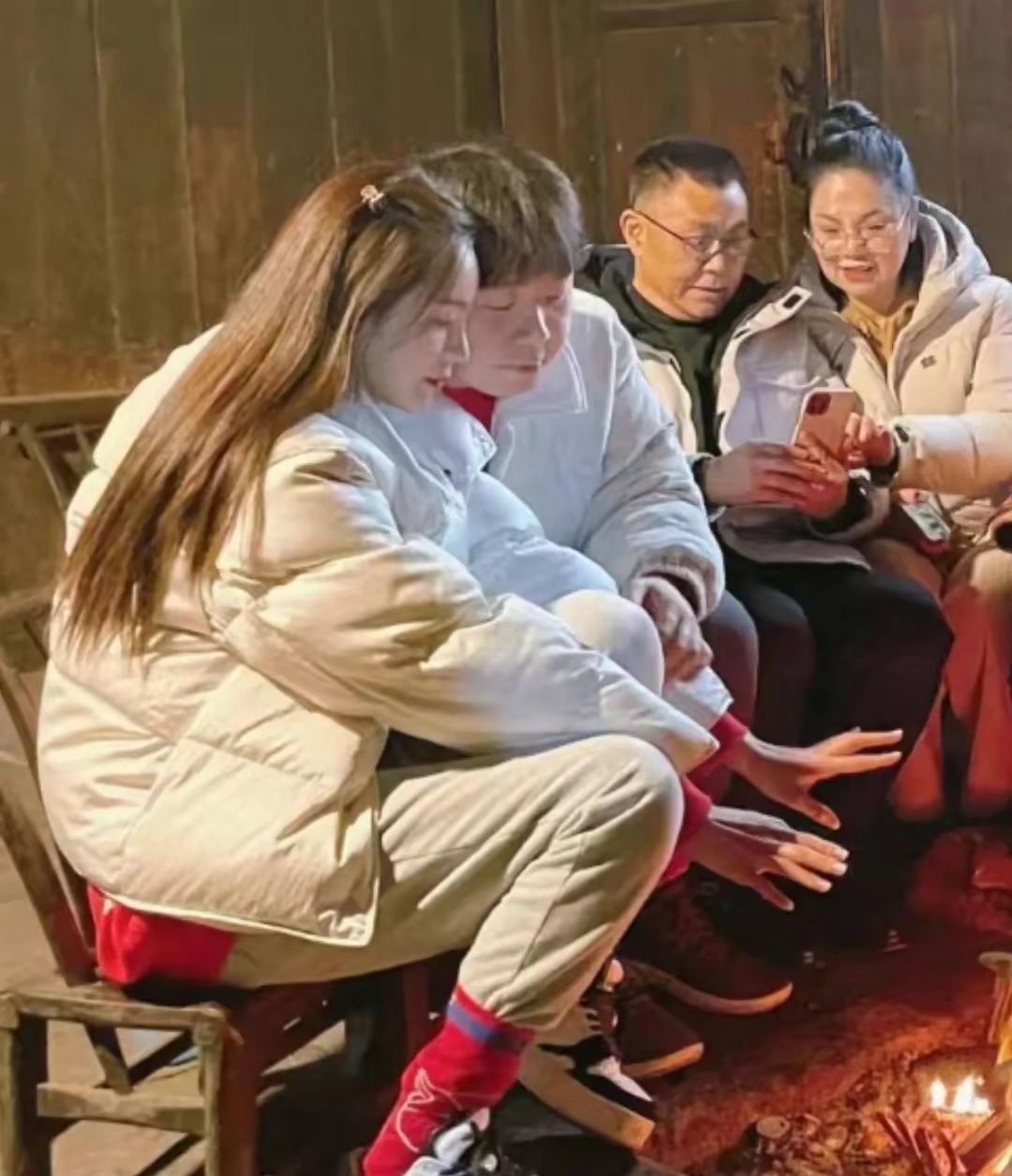 沈梦辰杜海涛回龙山过年了,婆婆和公公也在沈梦辰家里,老家房梁挂满