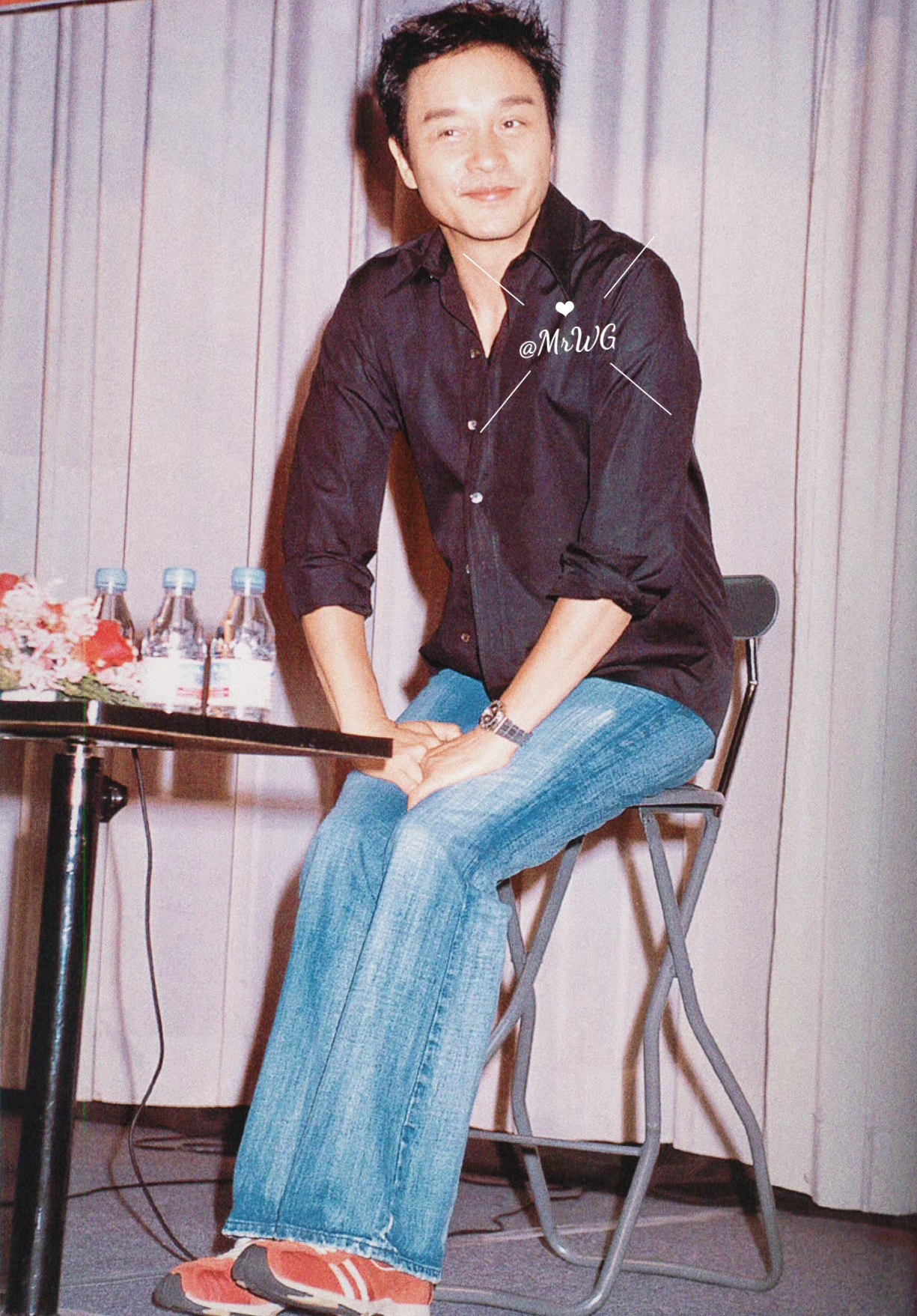 当年飞赴东京宣传《恋战冲绳》的张国荣,紫咖色衬衣,牛仔裤和红波鞋