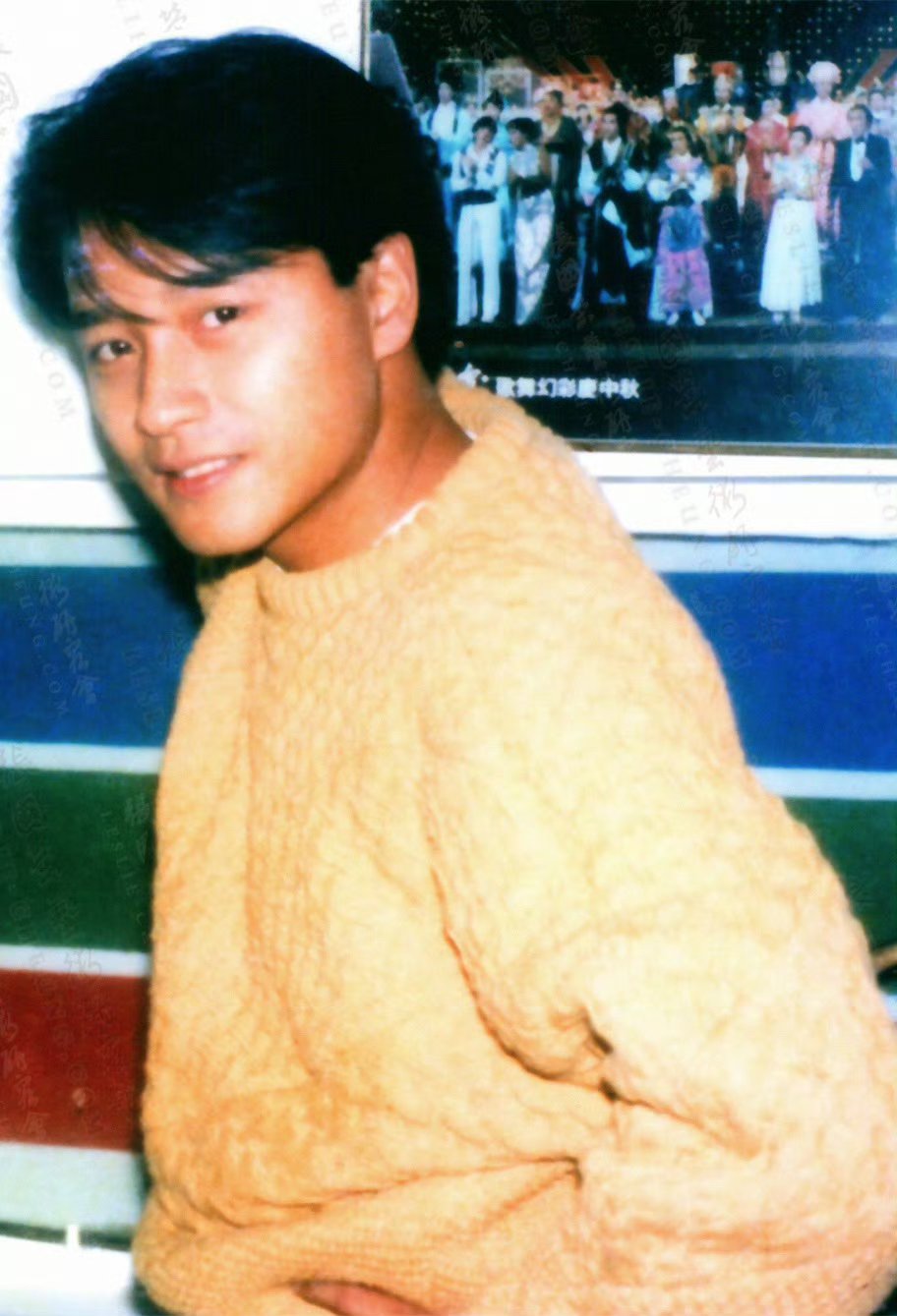 年轻时候的张国荣,就是这么阳光帅气,举手投足之间,透着一股自信的