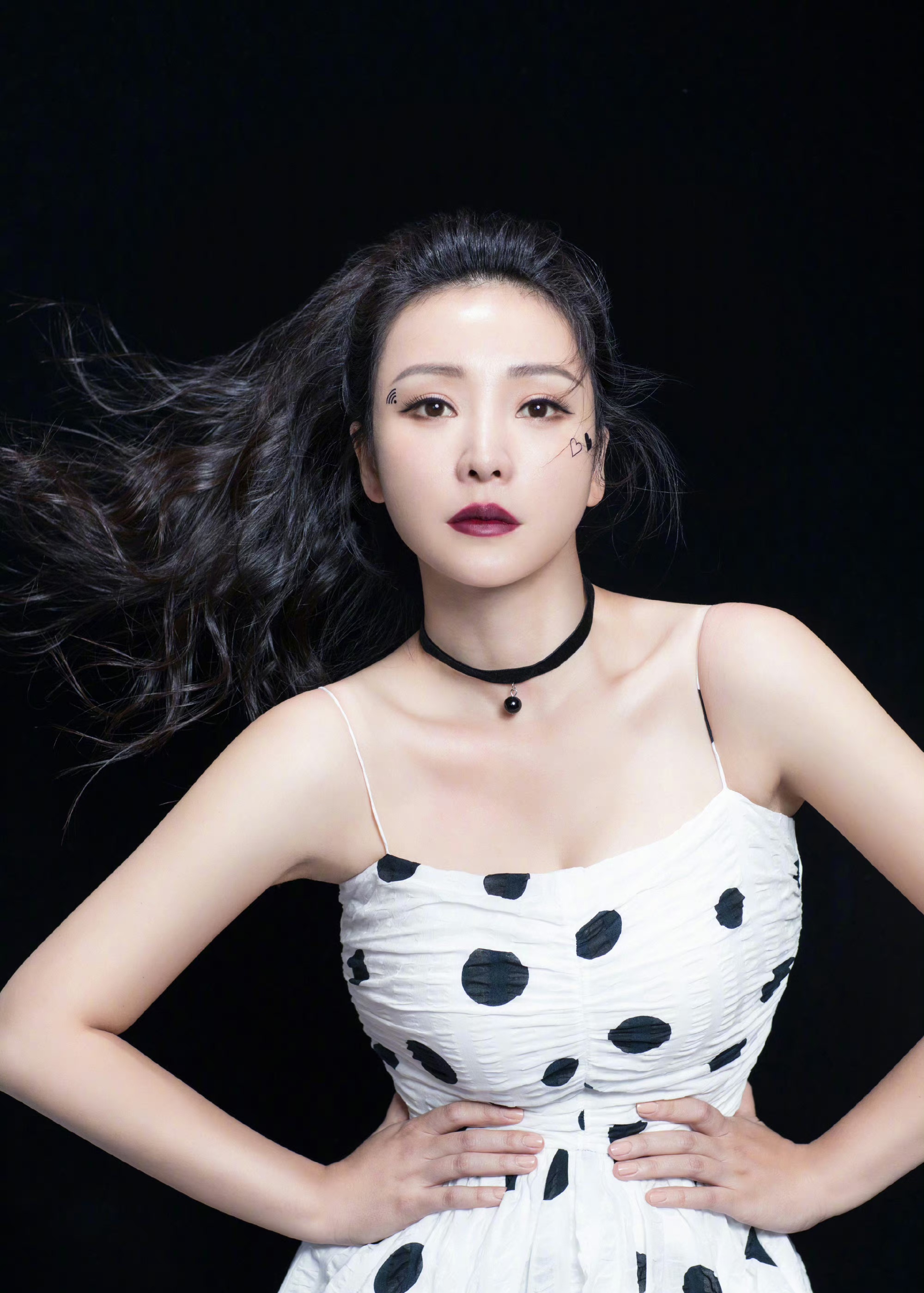 早期的柳岩十分清纯秀丽,也很凸出,完美身材!