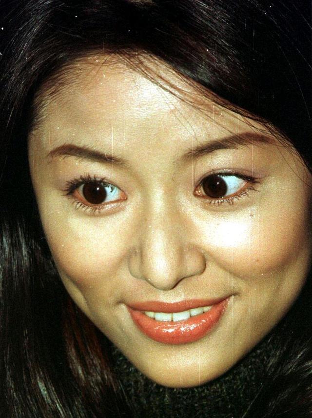 林心如笑起来的时候,那个小酒窝,确实很美,挺治愈的.