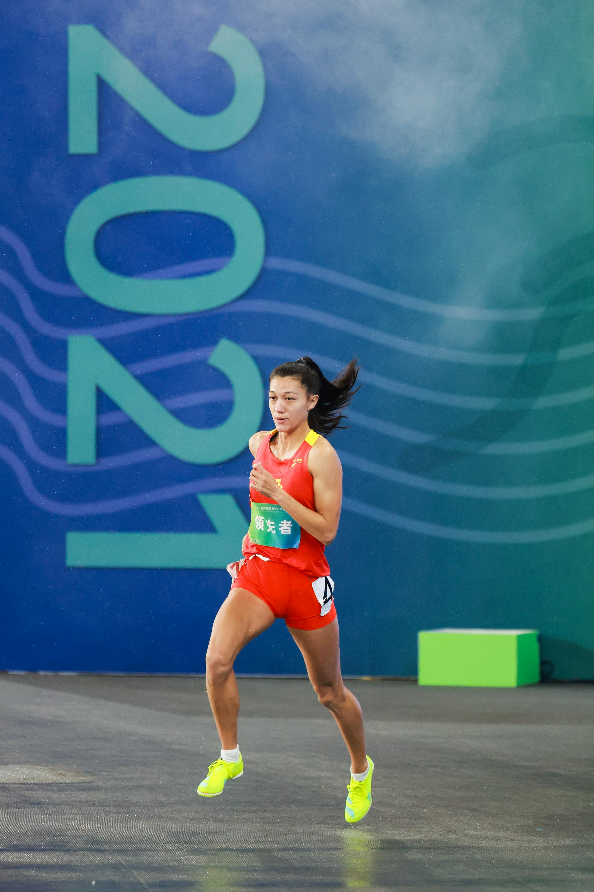 郑妮娜力的外婆是跳高名宿郑凤荣,作为中国第一代具备世界水准的