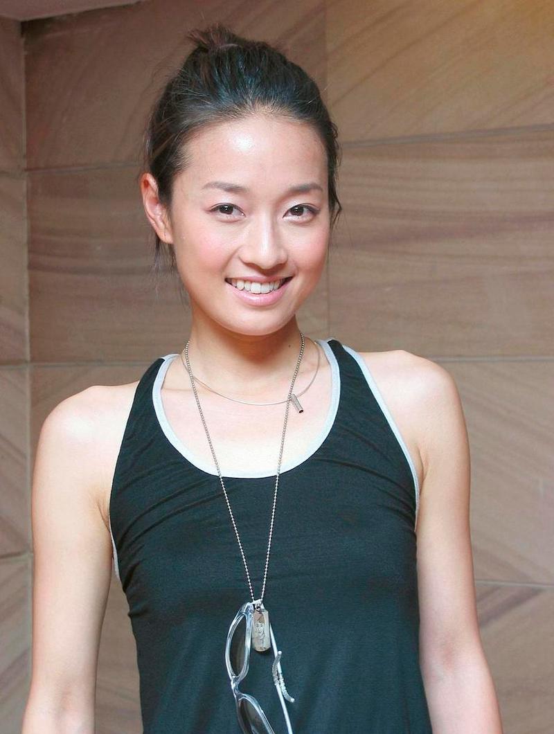 年轻时候的马伊琍挺清纯靓丽的,邻家小妹的既视感,感觉挺亲切随和的.