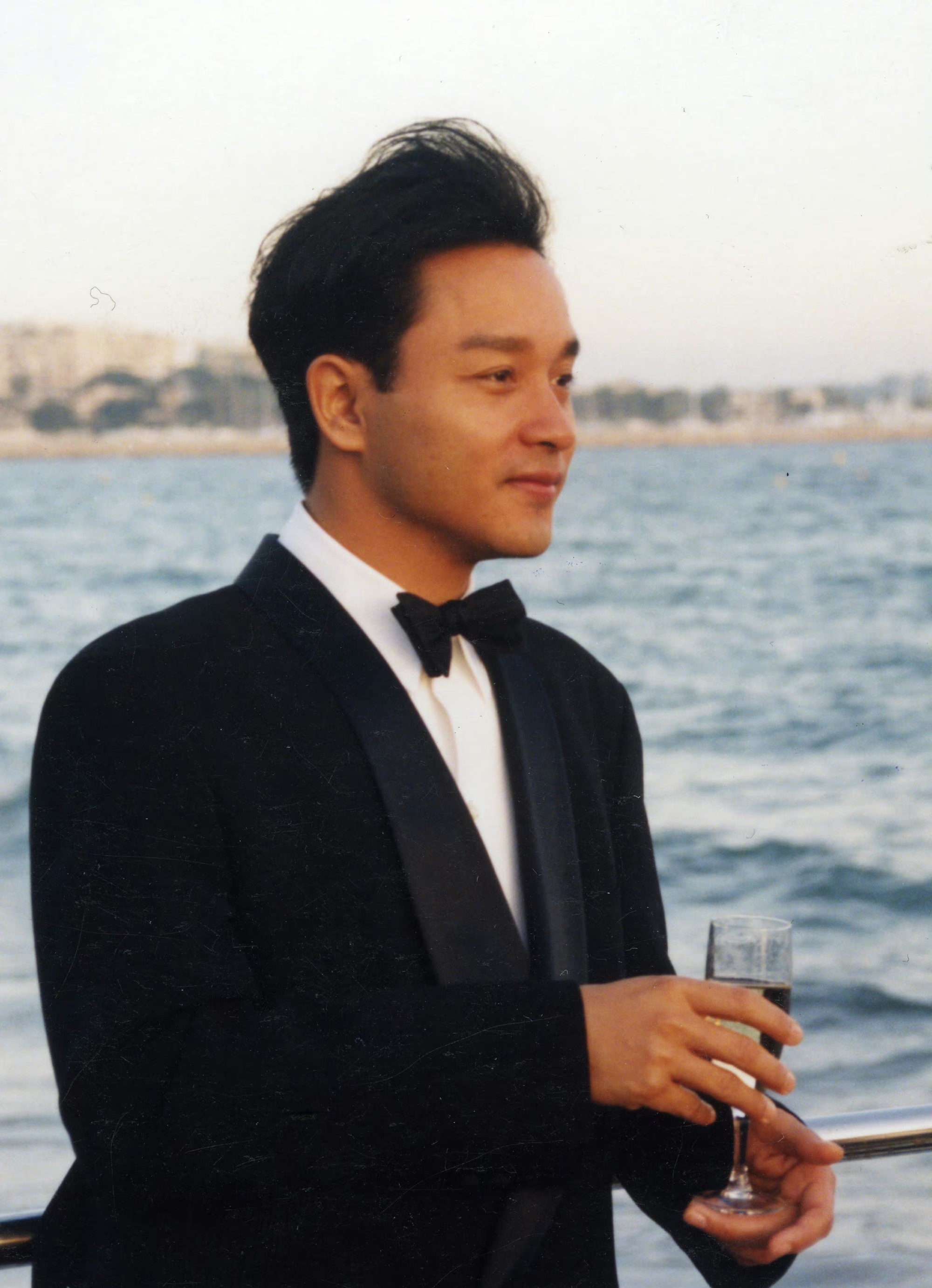 1993年5月,张国荣参加第46届戛纳国际电影节颁奖礼,一身黑色西装来袭