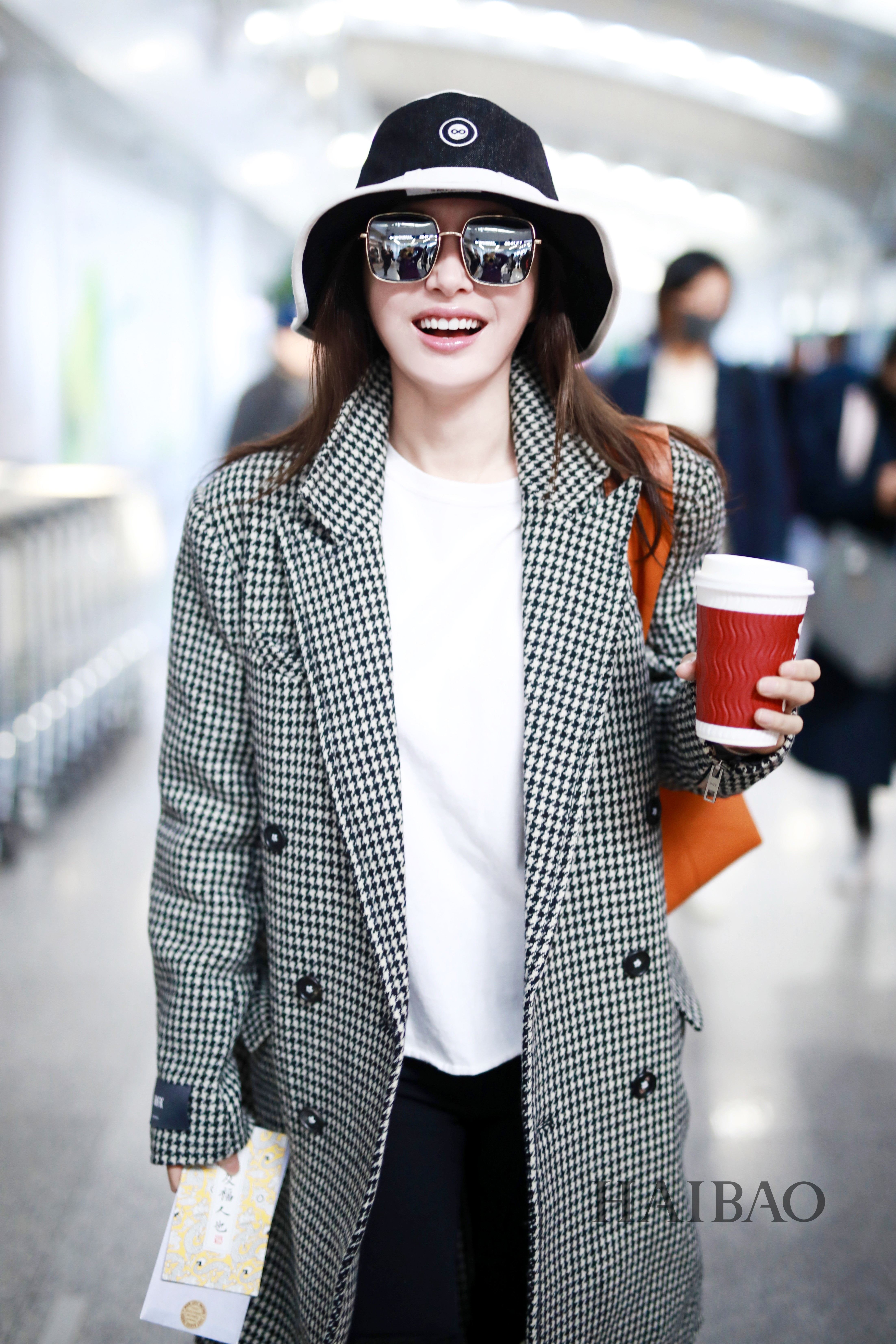 秦岚机场照,穿着打扮十分惊艳,且气质俱佳,一眼就能认出来了!