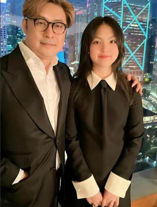 王诗龄与王岳伦越来越像了!