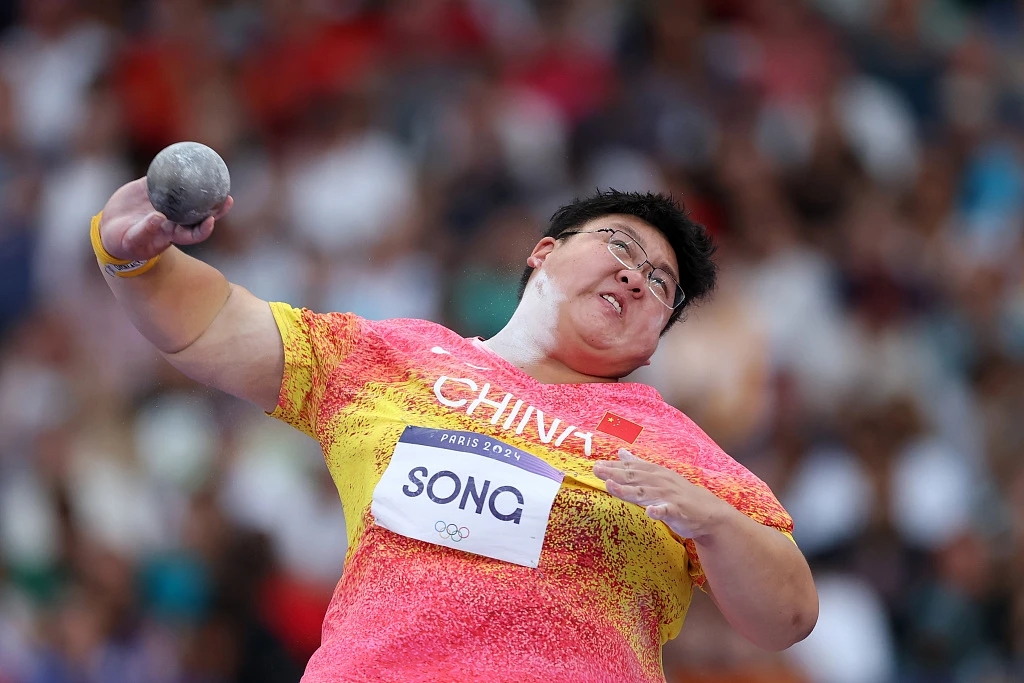 田径女子铅球决赛,宋佳媛以19米32夺得铜牌,五战奥运的老将巩立姣以19