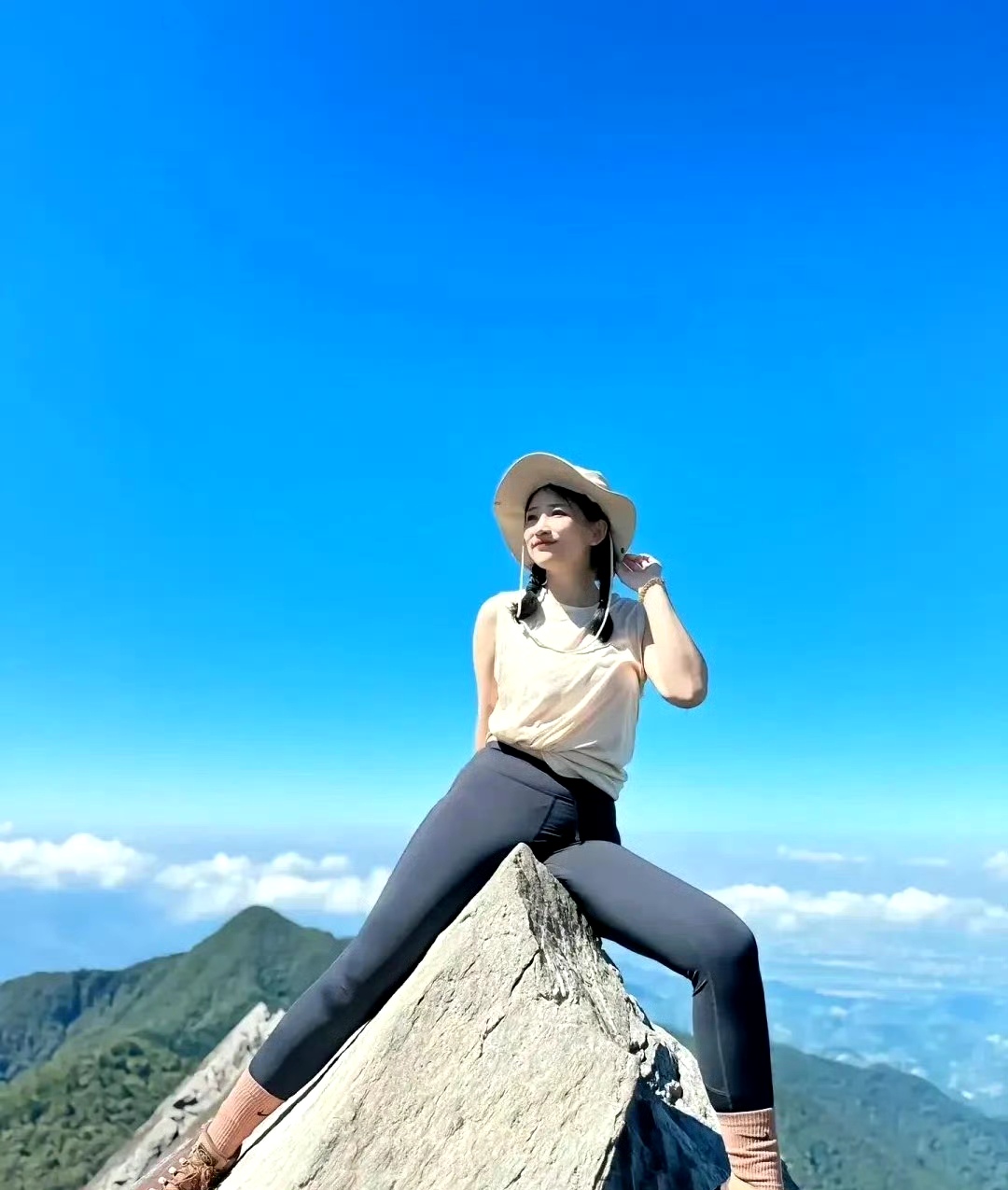 大姑娘坐石头,猜一成语. 67[嘻嘻]