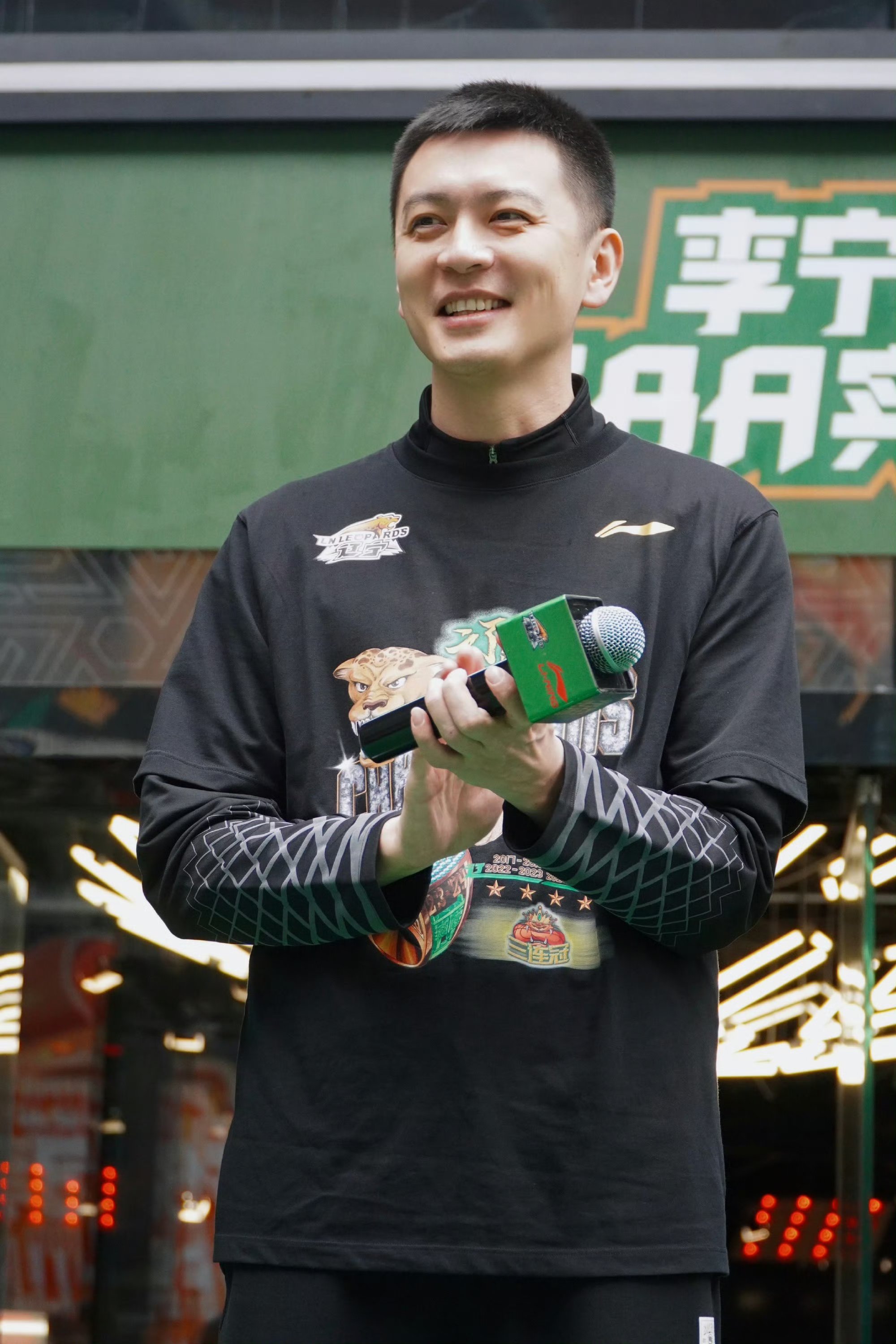 随着辽宁队夺冠,杨鸣似乎成了最活跃的那个,四处参加活动营业,各种