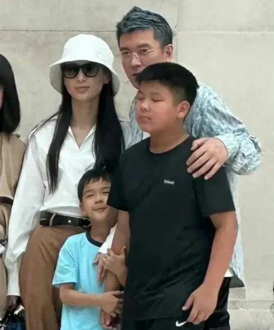 黄圣依全家福上线!两个孩子长得很壮实,也非常可爱了!