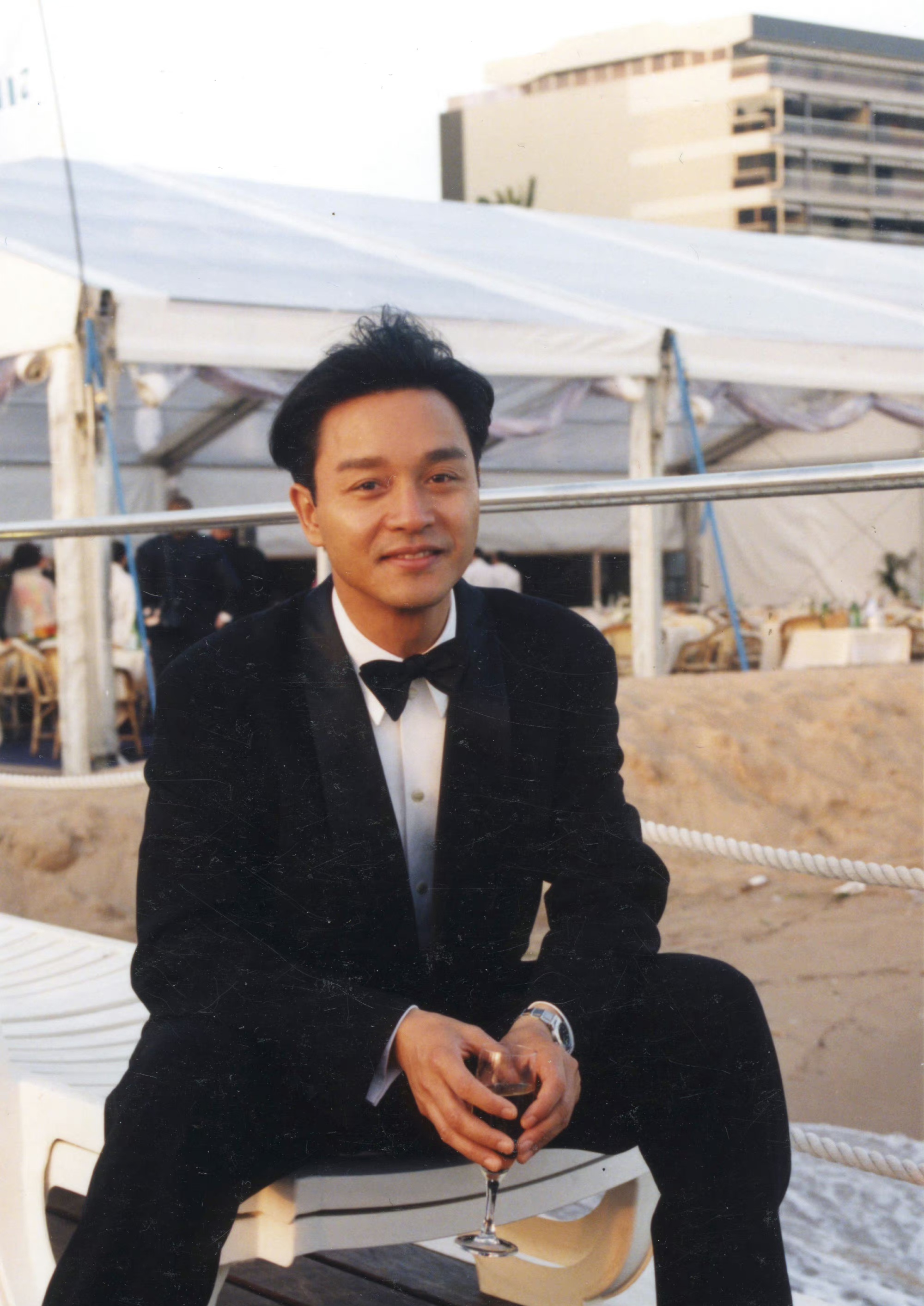 1993年5月,张国荣参加第46届戛纳国际电影节颁奖礼,一身黑色西装来袭