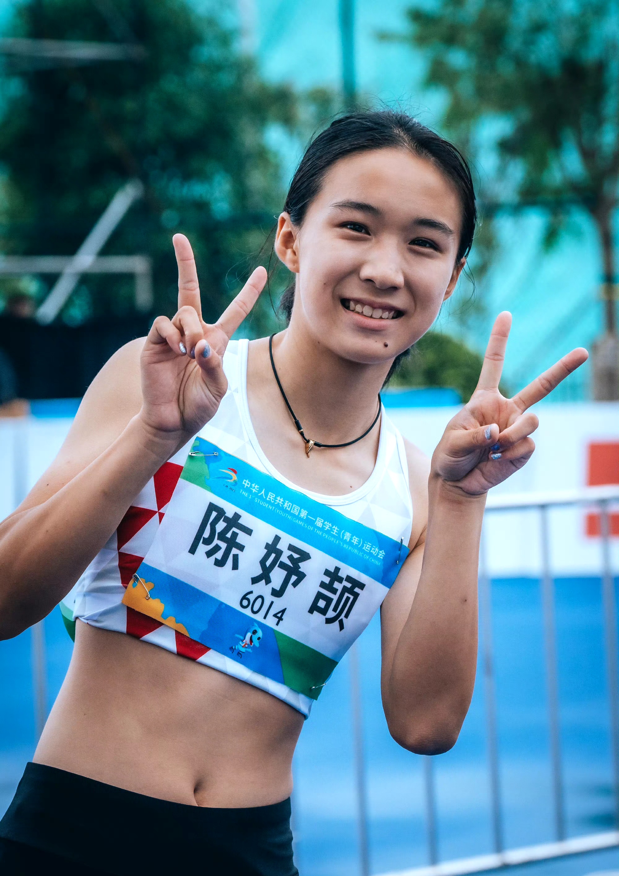 校园女子中学组100米比赛中,来自浙江的14岁小选手陈