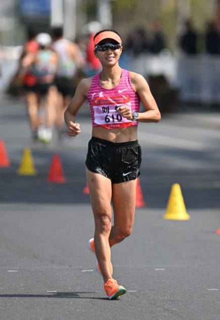 上个周末,刘虹在日本举办的一场35公里竞走比赛中,以2小时38分42秒