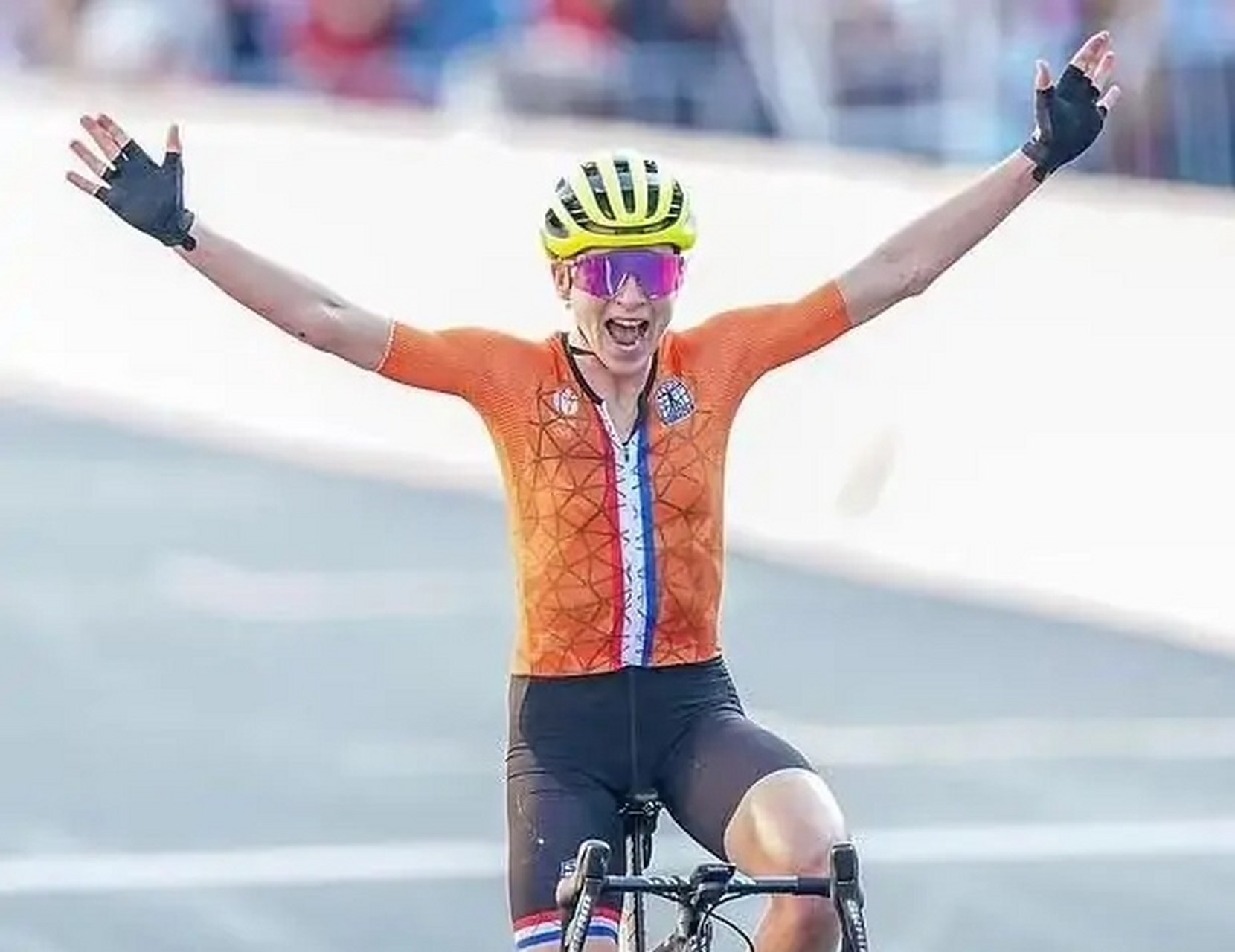 东京奥运会公路自行车大组赛中,荷兰自行车选手安妮米克·范-弗洛伊顿