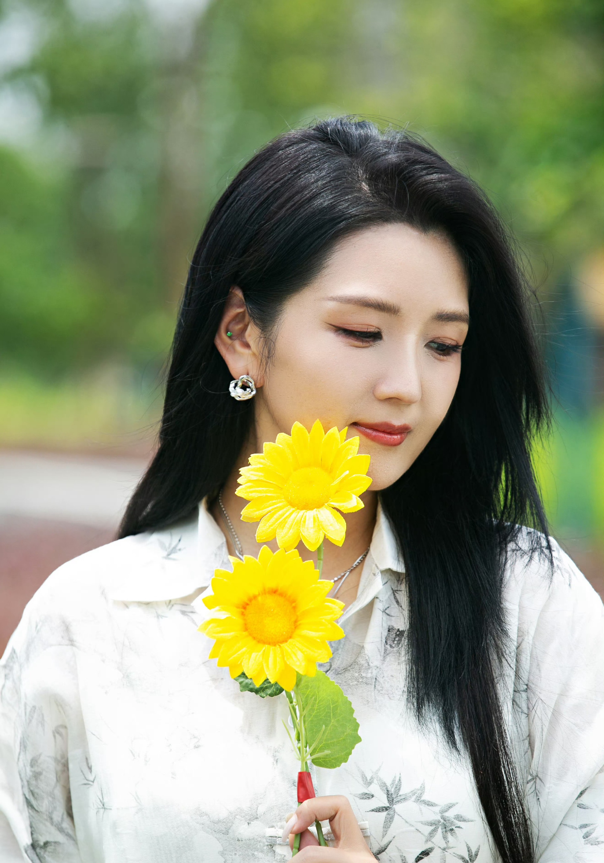 现在的何洁,笑起来确实很美,跟小公主一样,让人赏心悦目