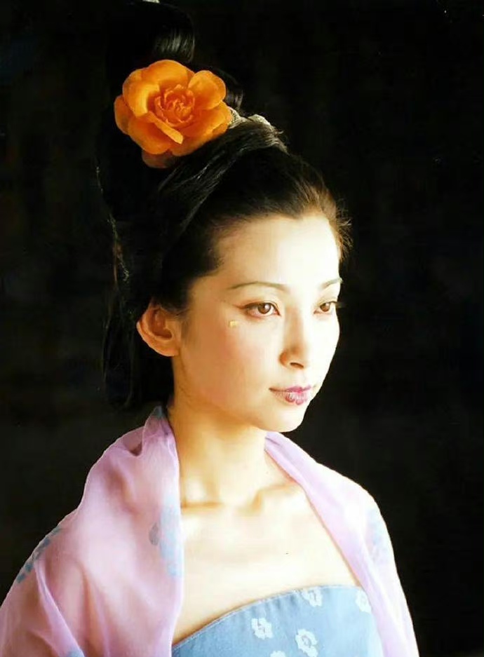 2000年电视剧《大明宫词》中,李冰冰饰演的安乐公主定妆照!