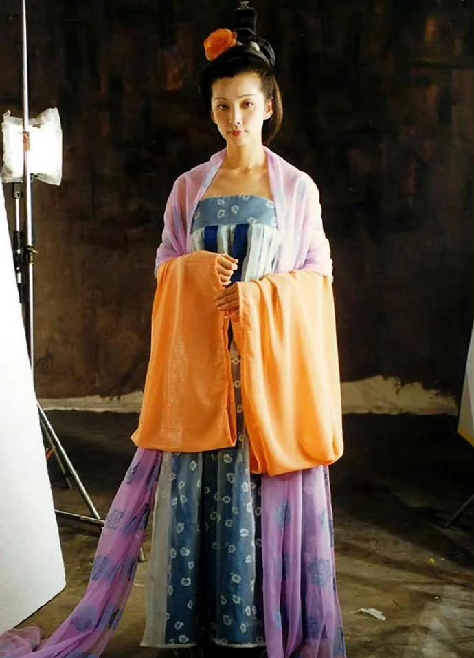 2000年电视剧《大明宫词》中,李冰冰饰演的安乐公主定妆照!